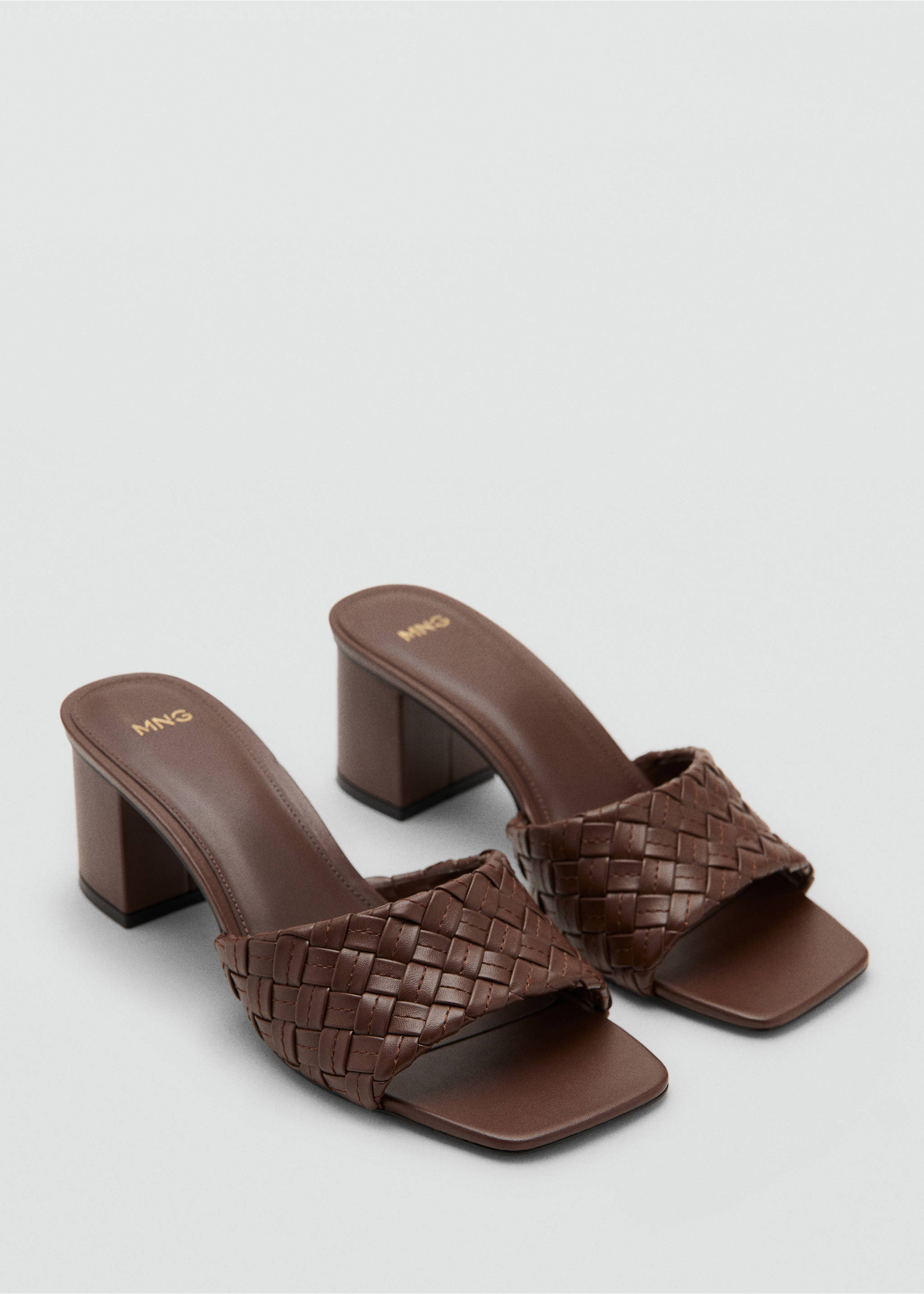 Сандалии с плетеным ремешком - Средний план, Шоколадный. Ref: 37001373-00.