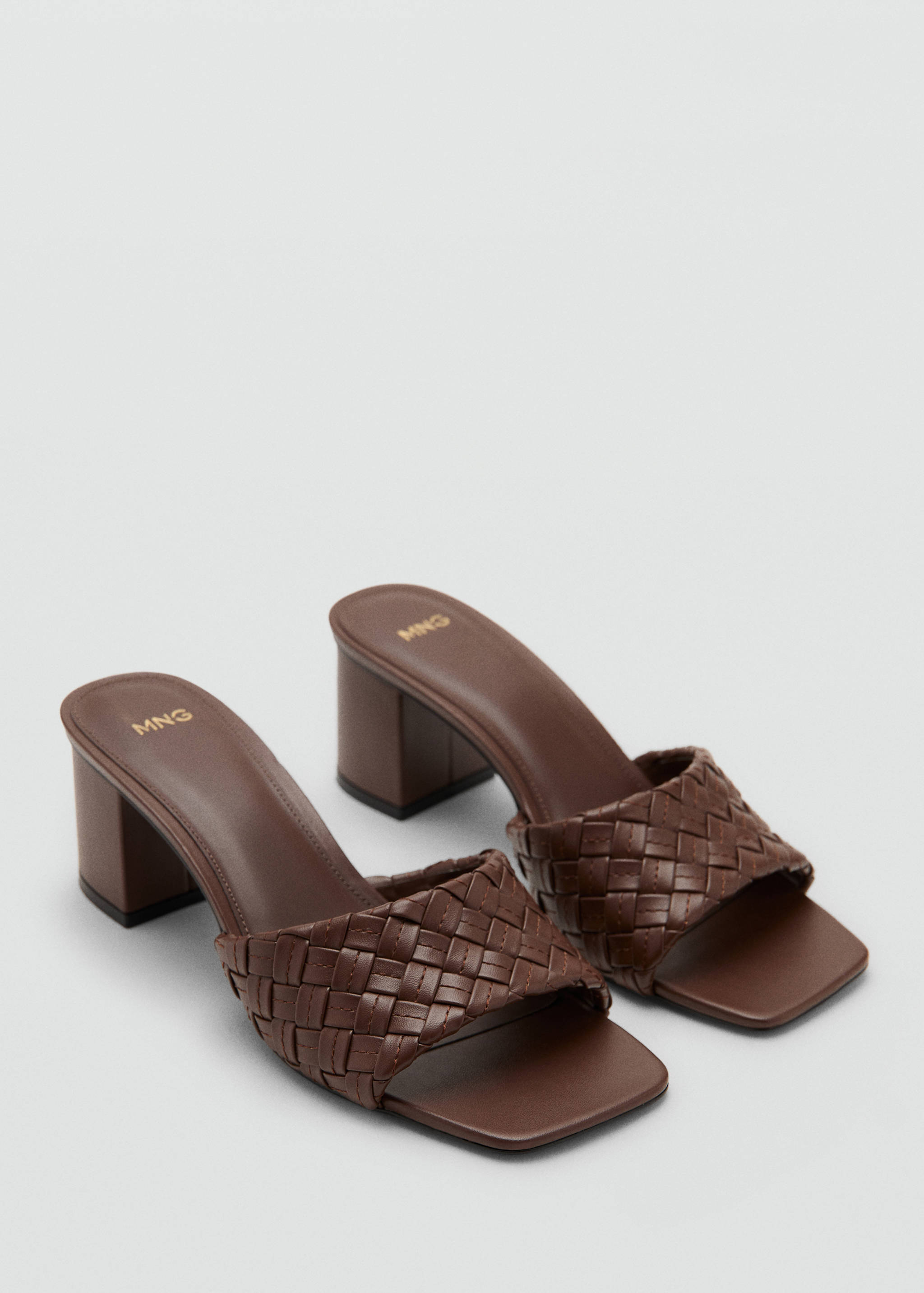 Сандалии с плетеным ремешком - Средний план