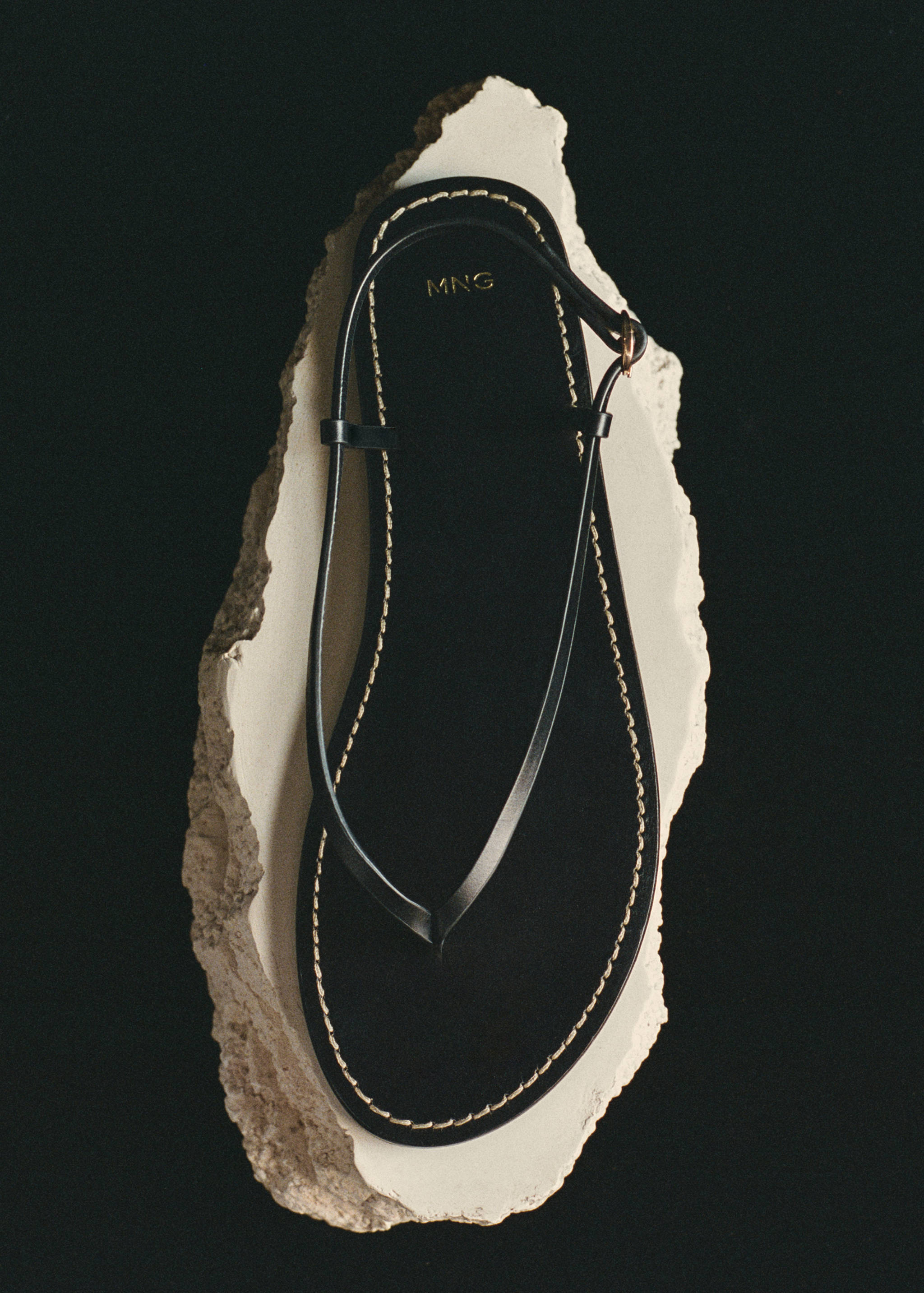 Leather sandals with a wide strap - Details of the article 5