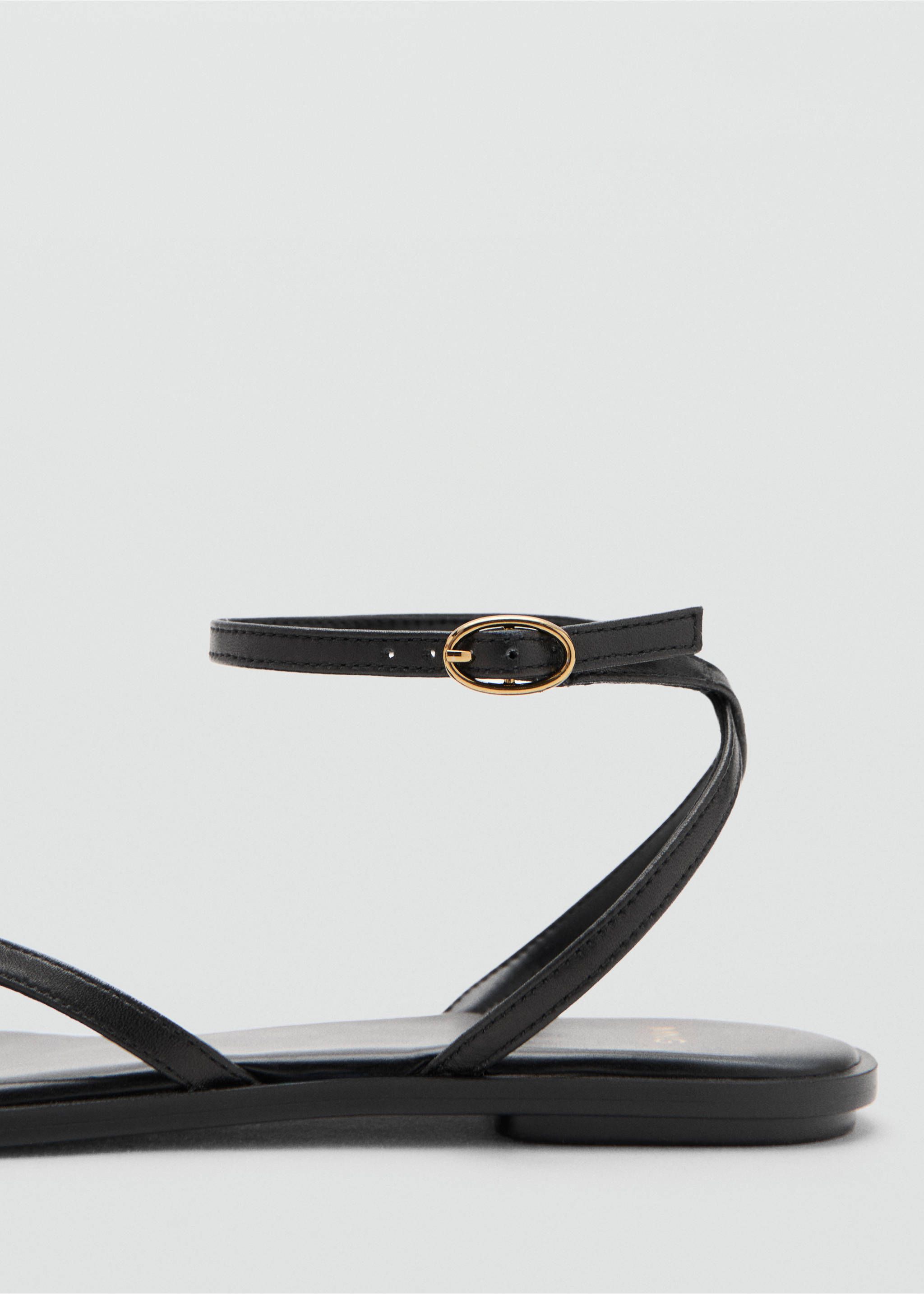 Сандалии с кожаными ремешками и металлической деталью - Деталь изделия 1, Черный. Ref: 37001383-00.