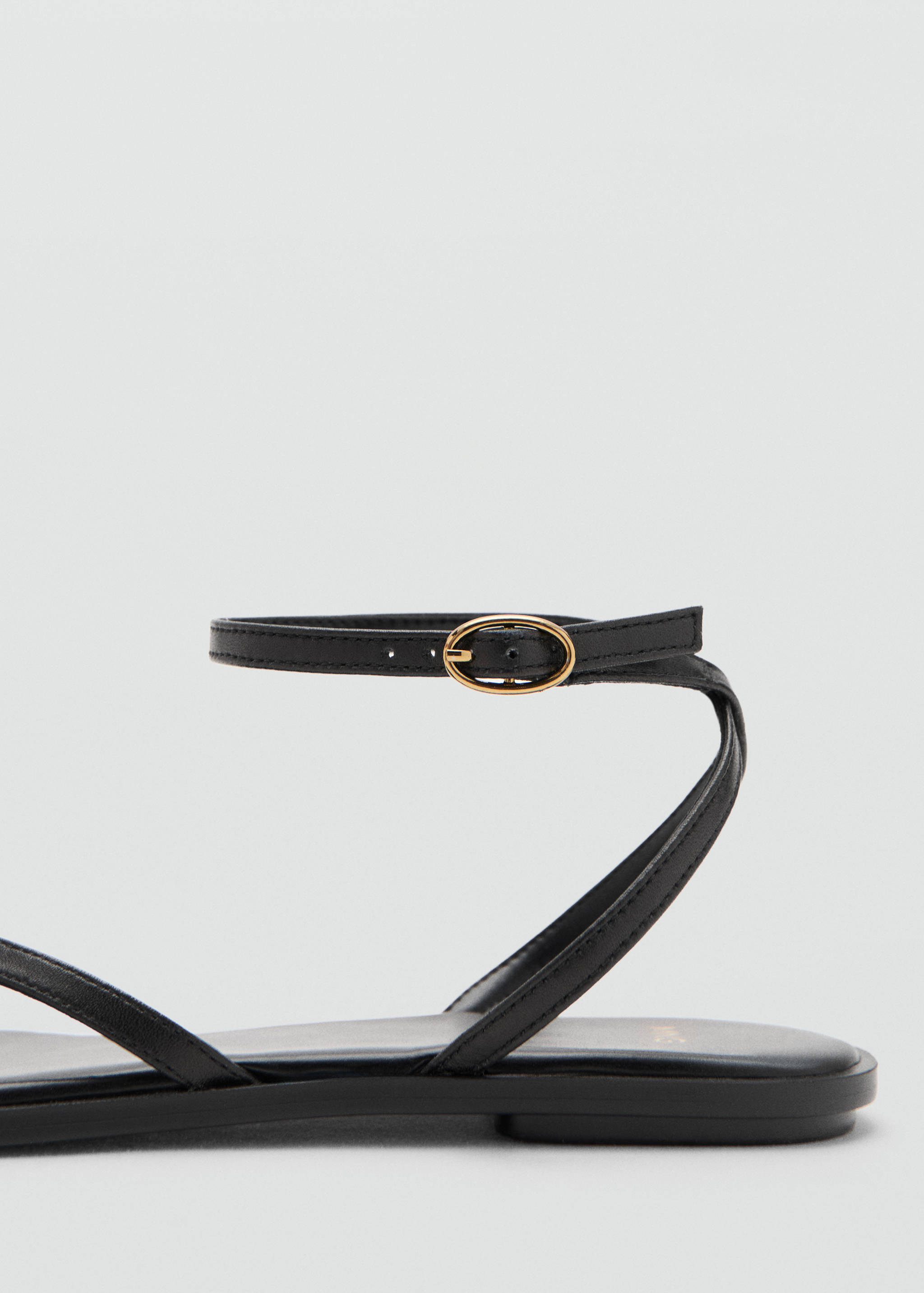 Сандалии с кожаными ремешками и металлической деталью - Деталь изделия 1