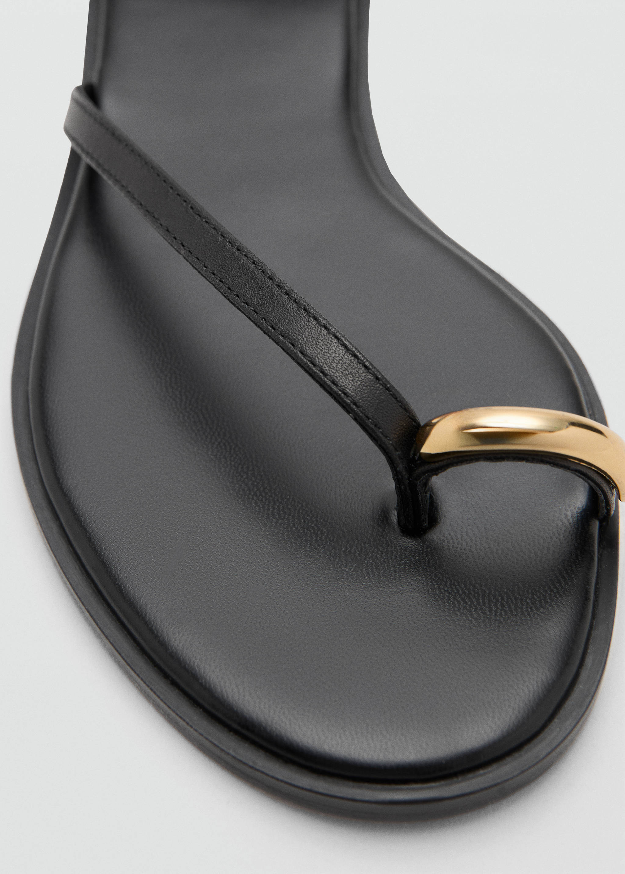 Сандалии с кожаными ремешками и металлической деталью - Деталь изделия 2
