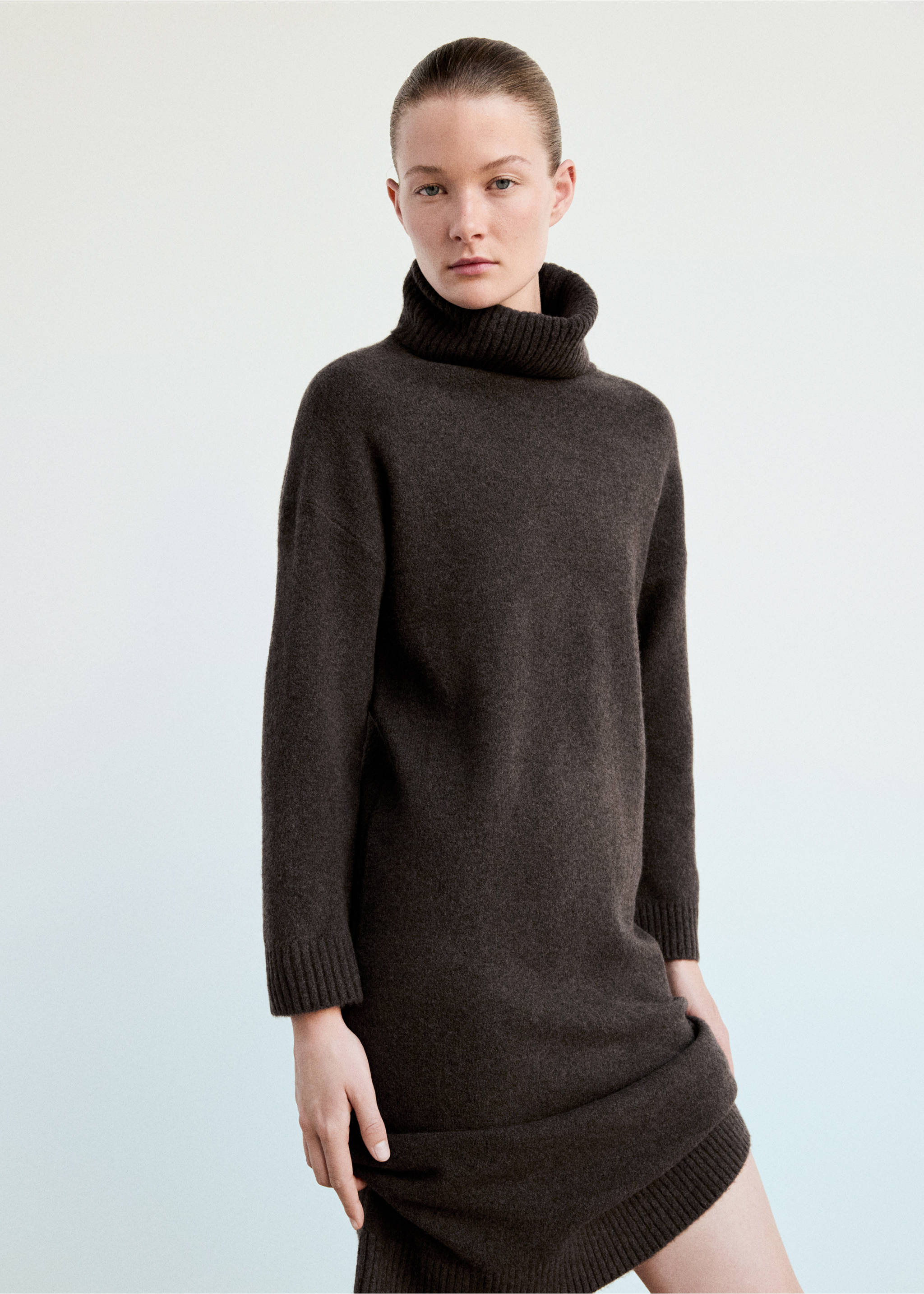 Chemise de nuit en maille à col roulé - Plan moyen, Chocolat. Ref: 37001443-00.