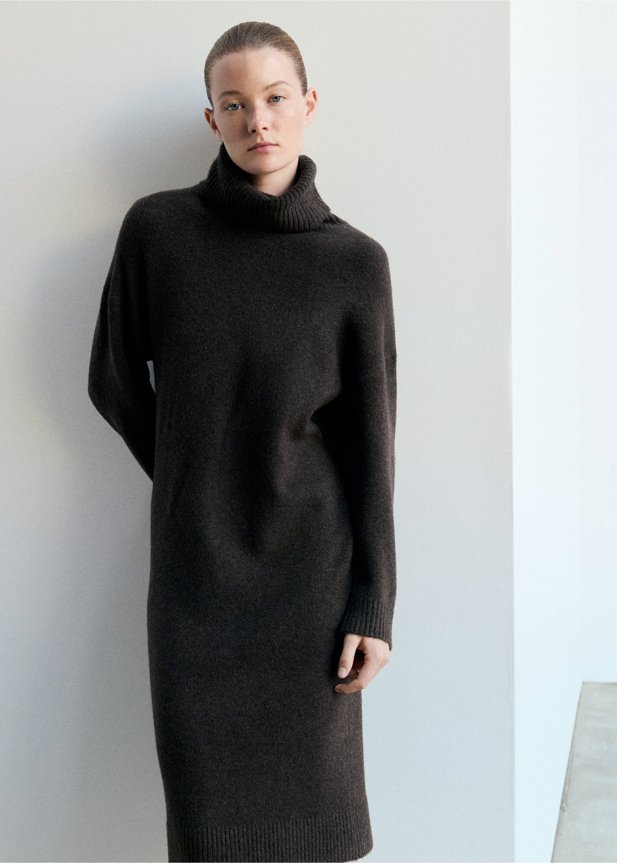 Chemise de nuit en maille à col roulé - Détail de l'article 2, Chocolat. Ref: 37001443-00.