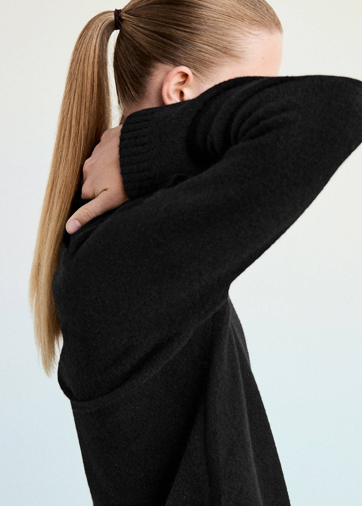 Round-neck knitted sweater — Black