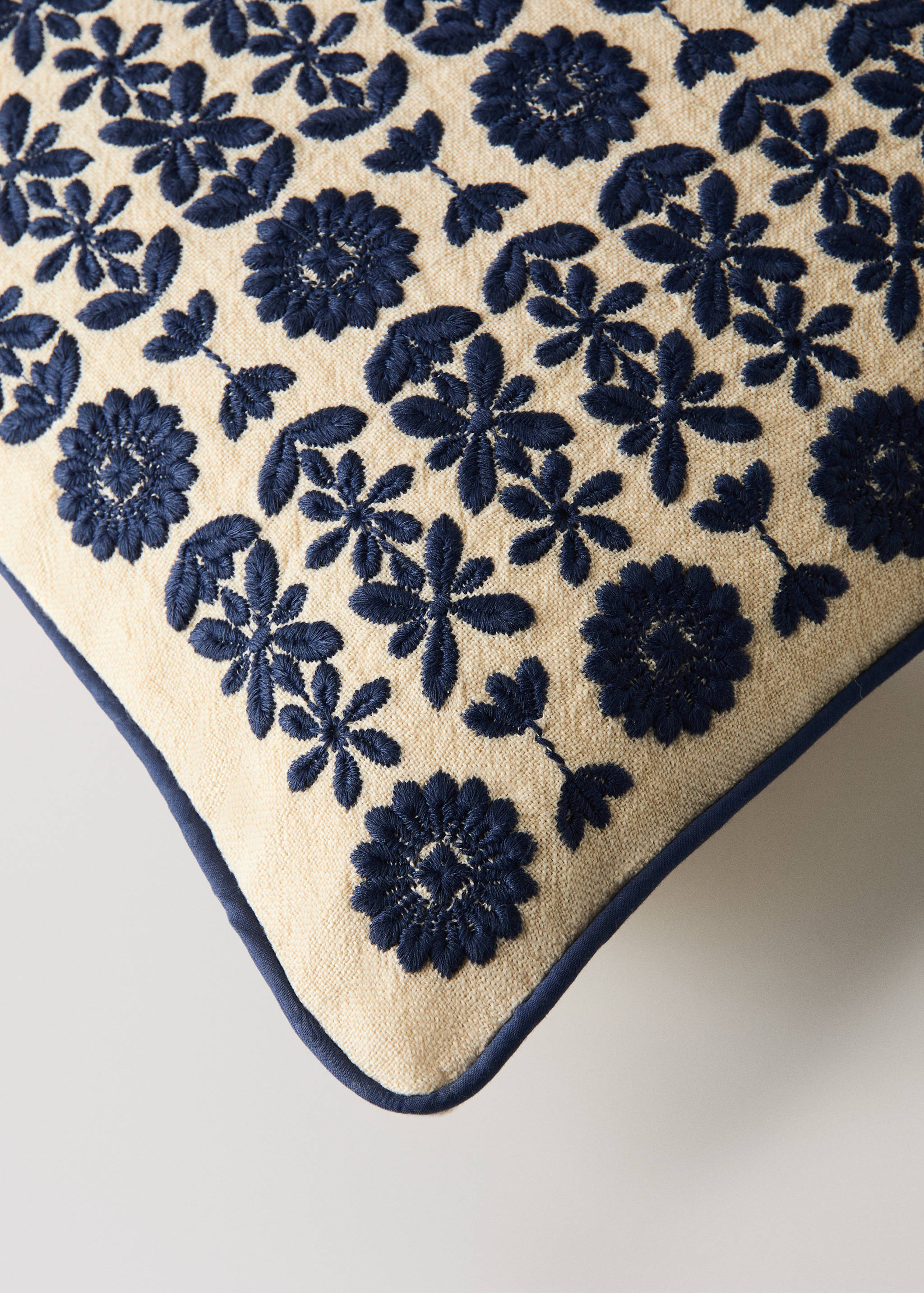 Embroidered linen cushion cover - Details of the article 1