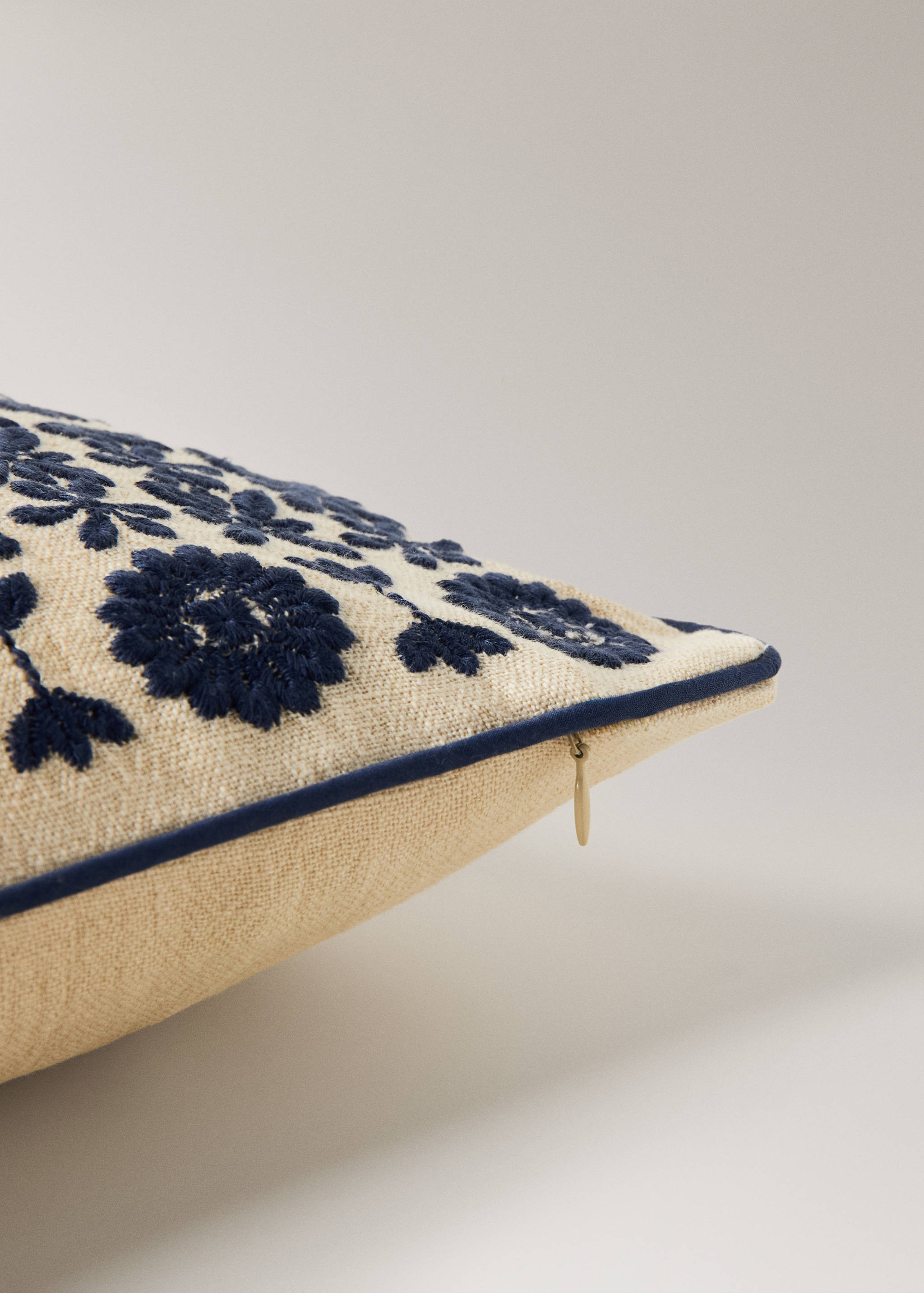 Embroidered linen cushion cover - Details of the article 2