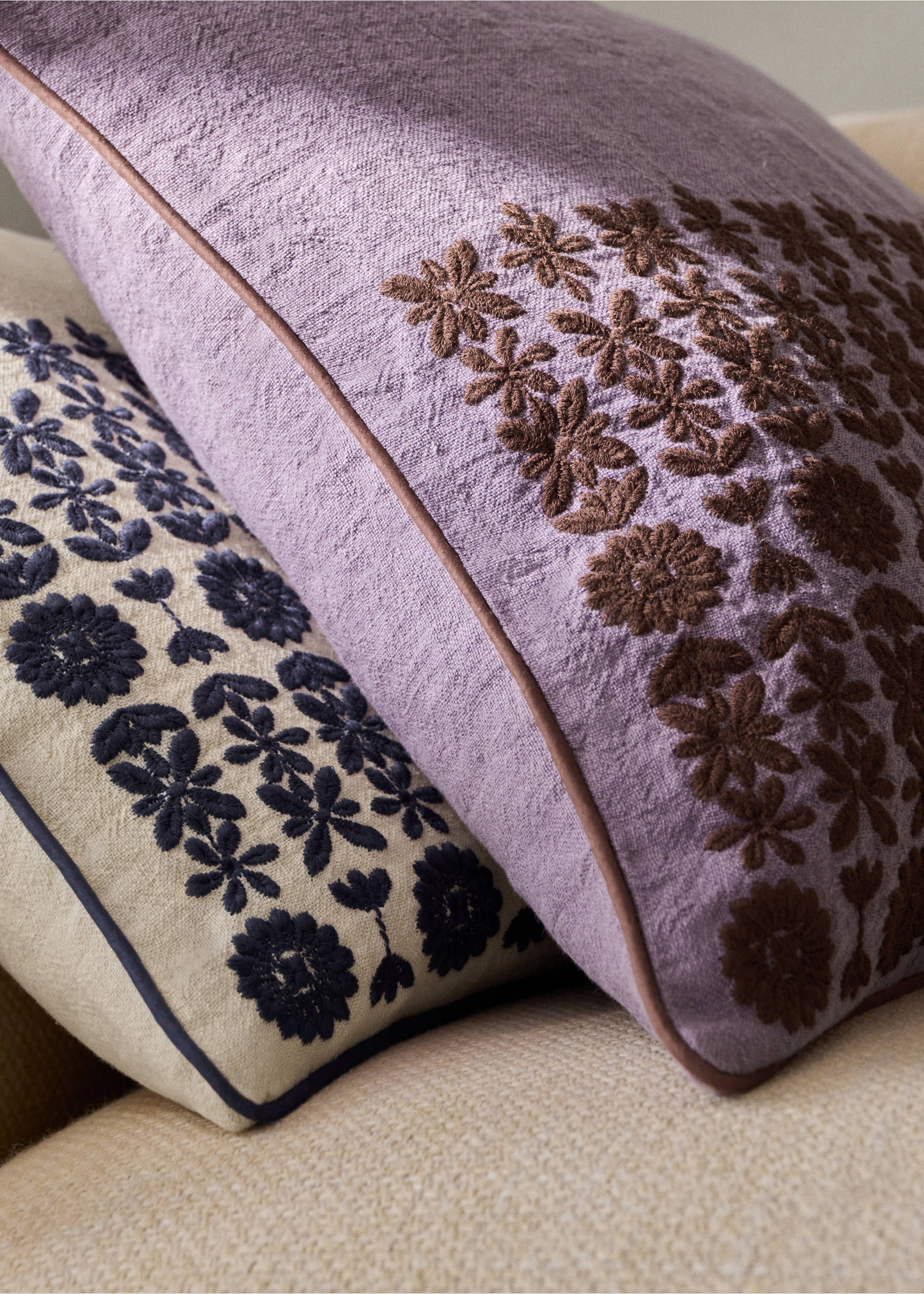 Embroidered linen cushion cover - General plane, Lavender. Ref: 37001479-00.