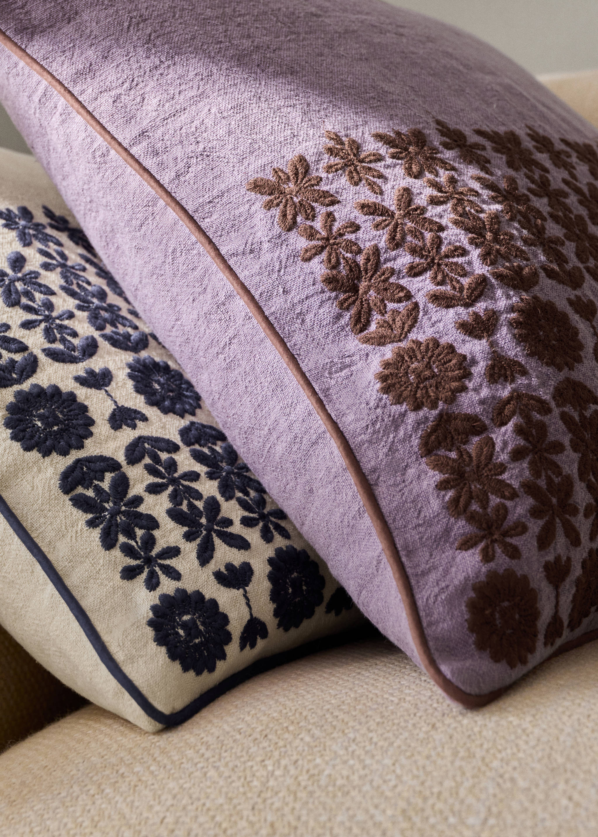 Embroidered linen cushion cover - General plane