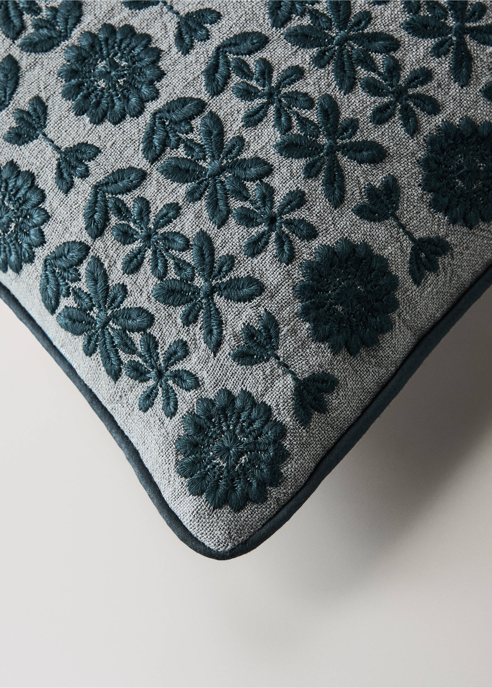 Funda cojín bordada 40x60 - Detalle del artículo 1, Gris. Ref: 37001480-00.