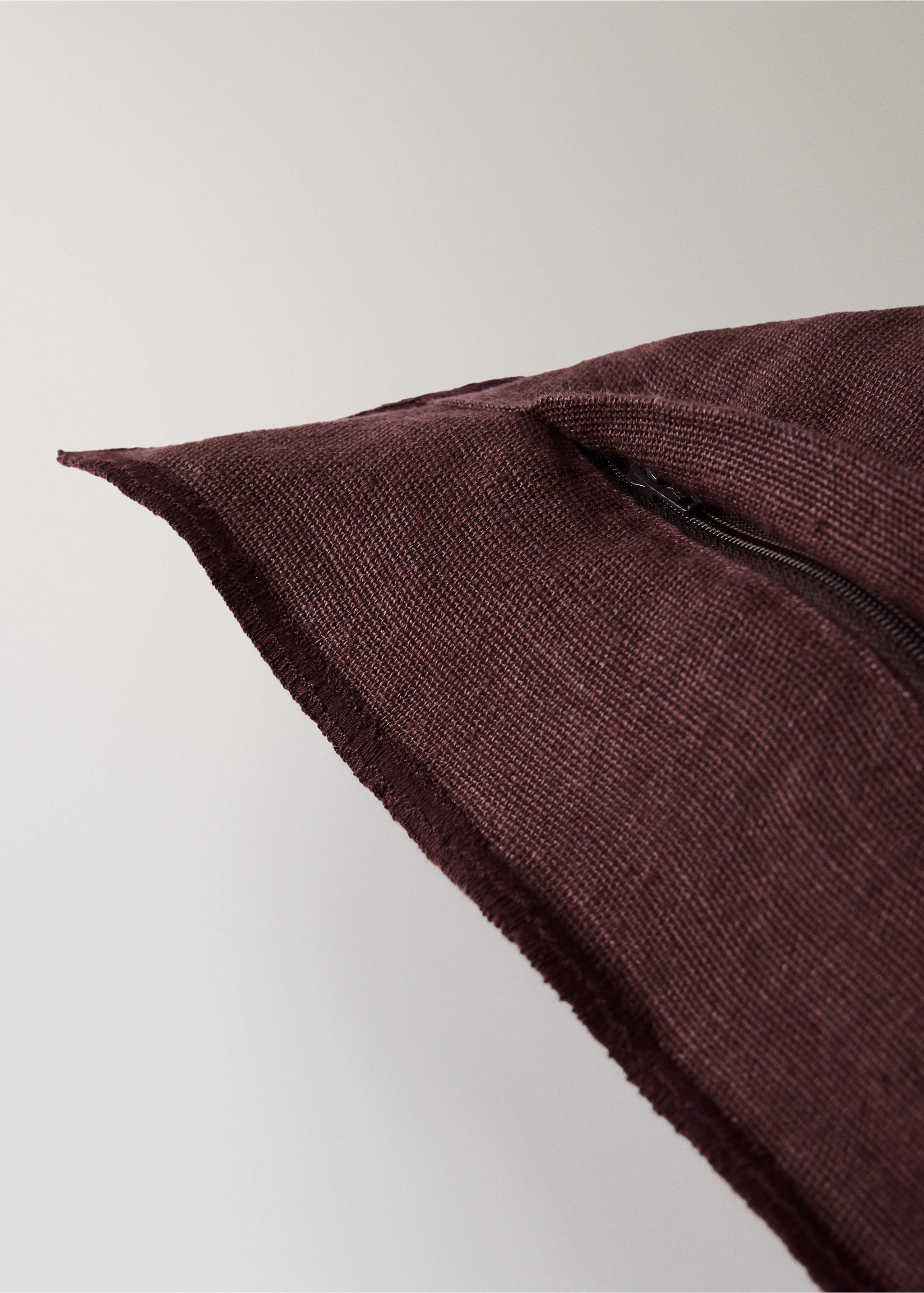 Burgundy cushion cover detail showing texture and zipper closure, Dark Red. Ref: 37001481-00.