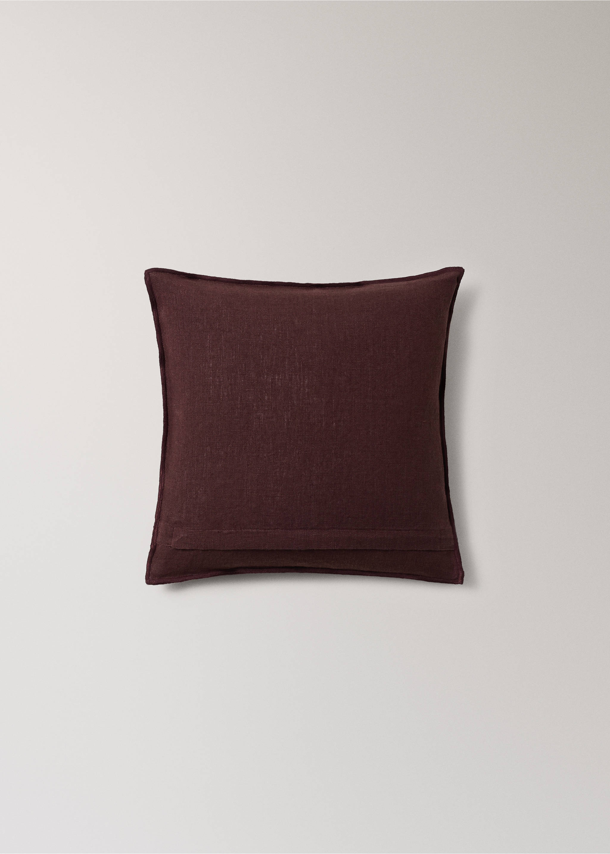 Burgundy cushion cover in textured woven fabric with back closure., Dark Red. Ref: 37001481-00.
