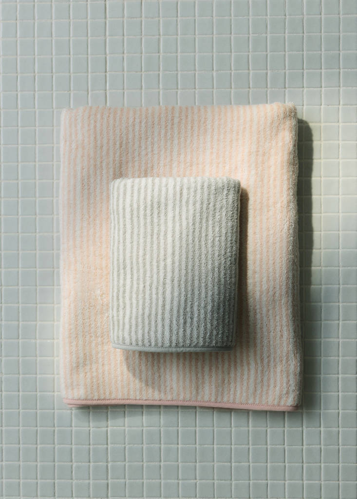 Two-tone striped washcloth with hem trim — Grey