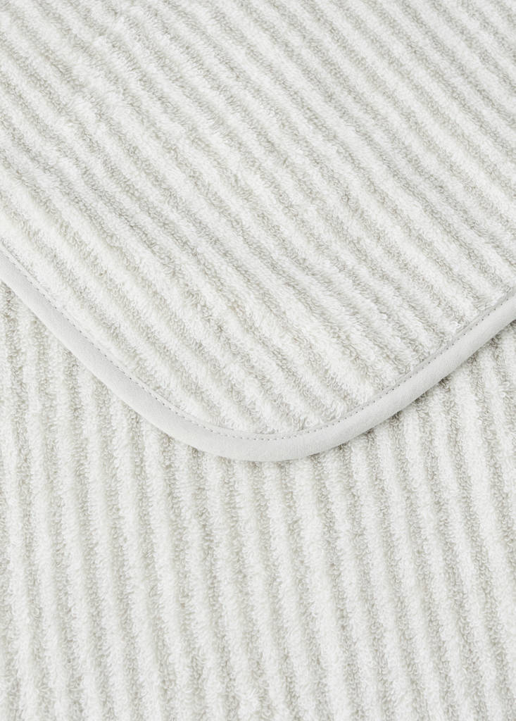 Two-tone striped washcloth with hem trim — Grey