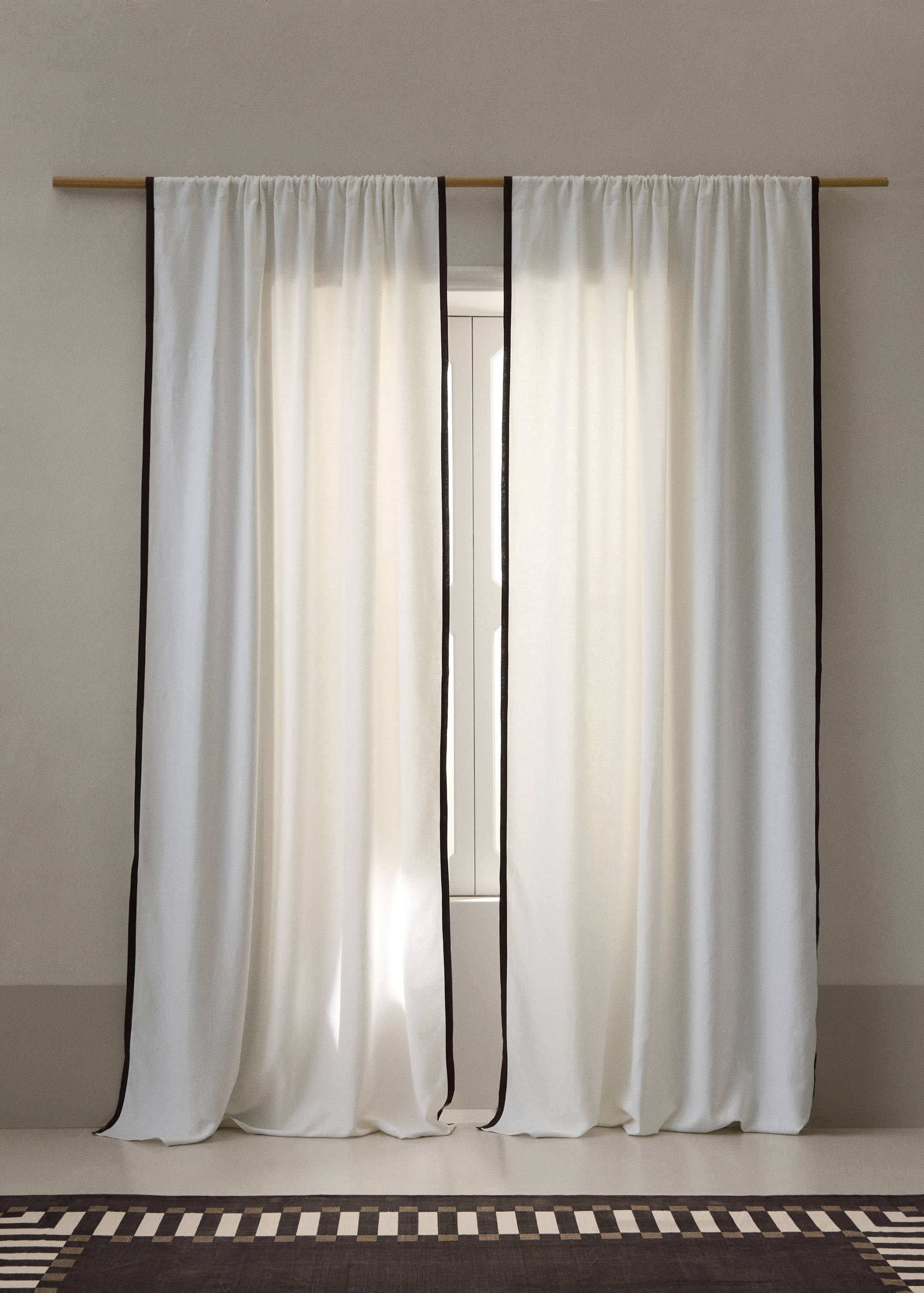 Cotton and linen curtain with contrasting detail - General plane