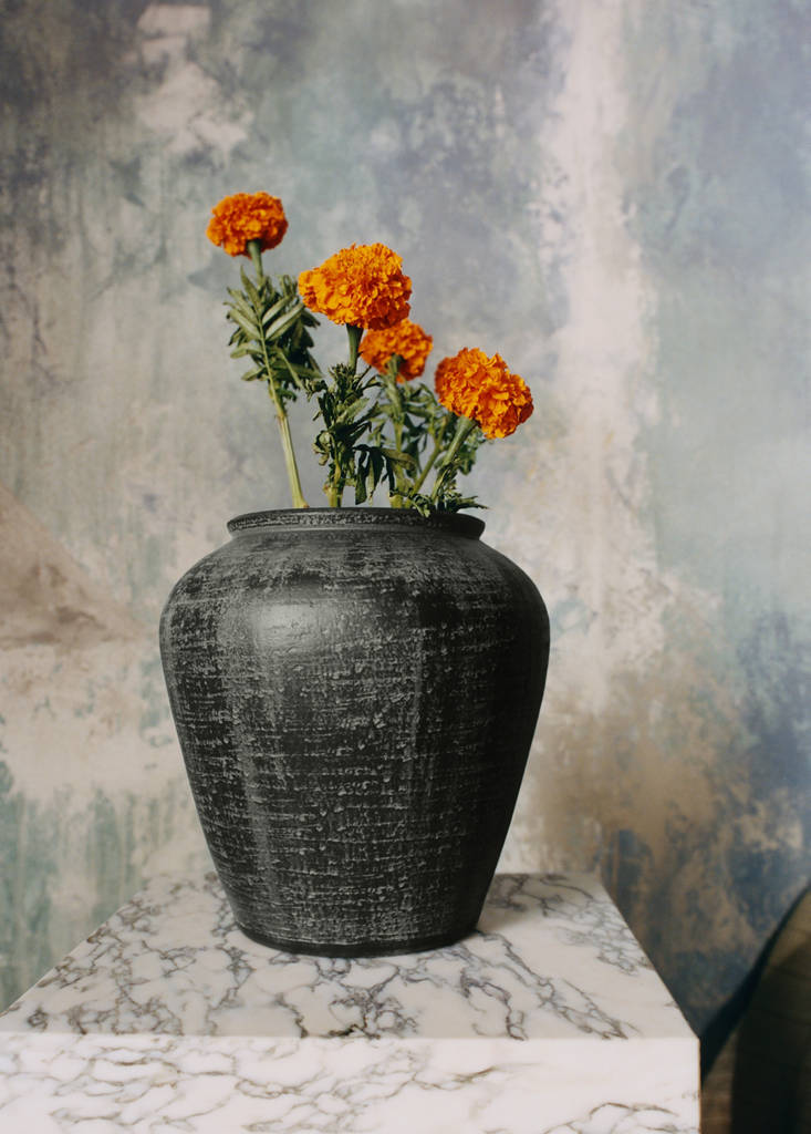 Worn-effect ceramic vase — Black