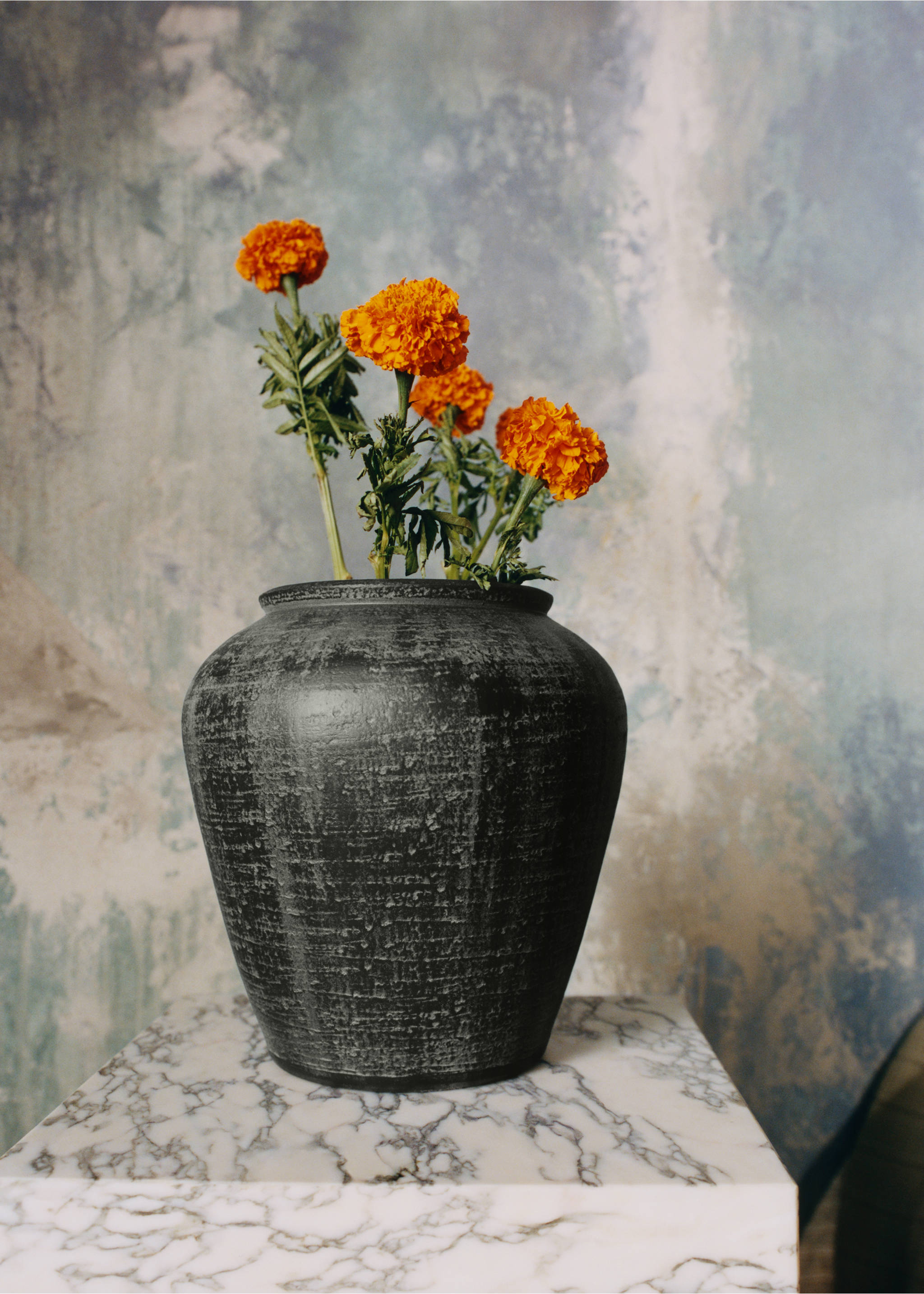 Worn-effect ceramic vase - Details of the article 5, Black. Ref: 37001526-00.