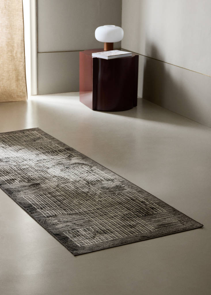 Large geometric print rug — Charcoal