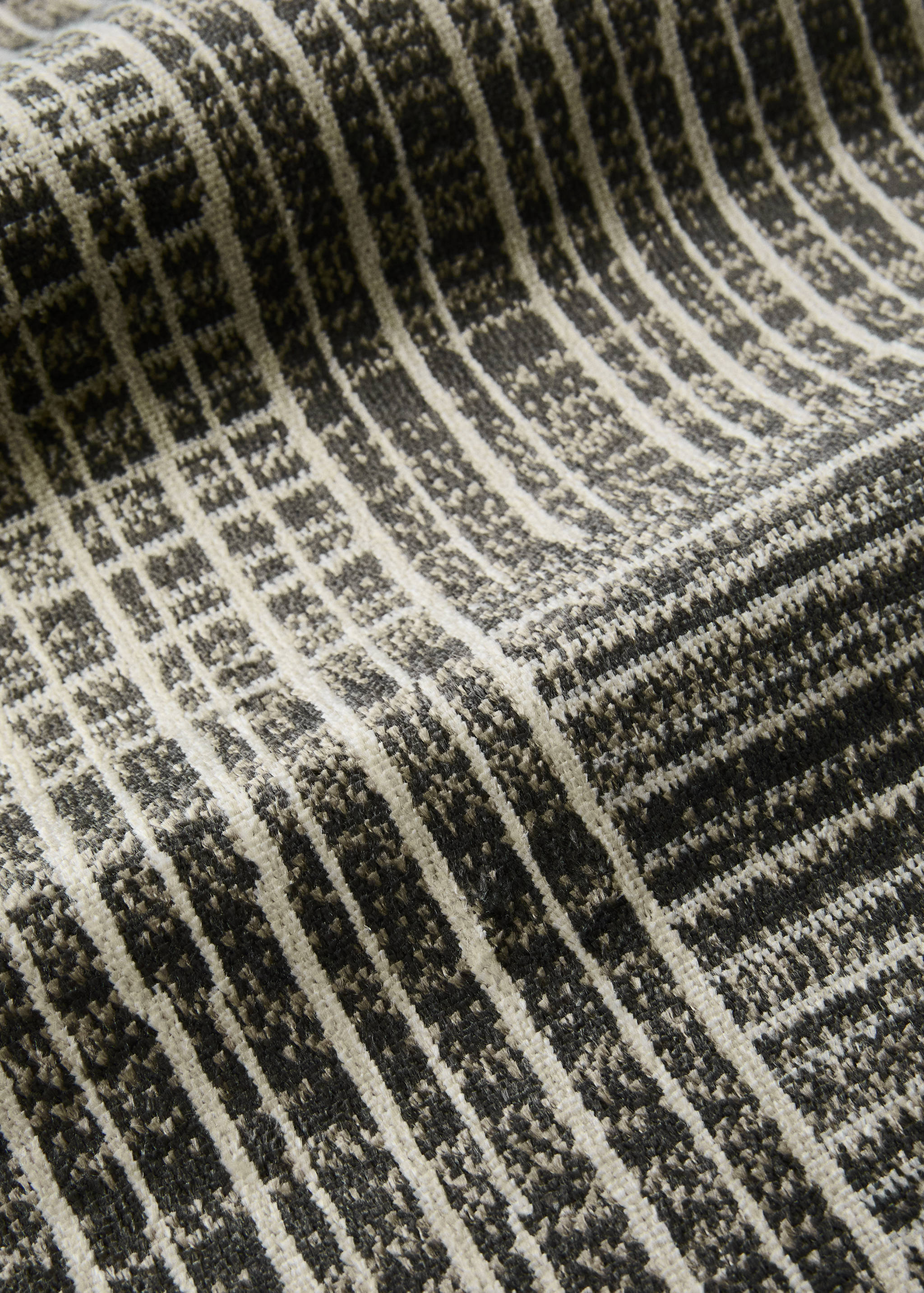 Small geometric patterned rug - Details of the article 1