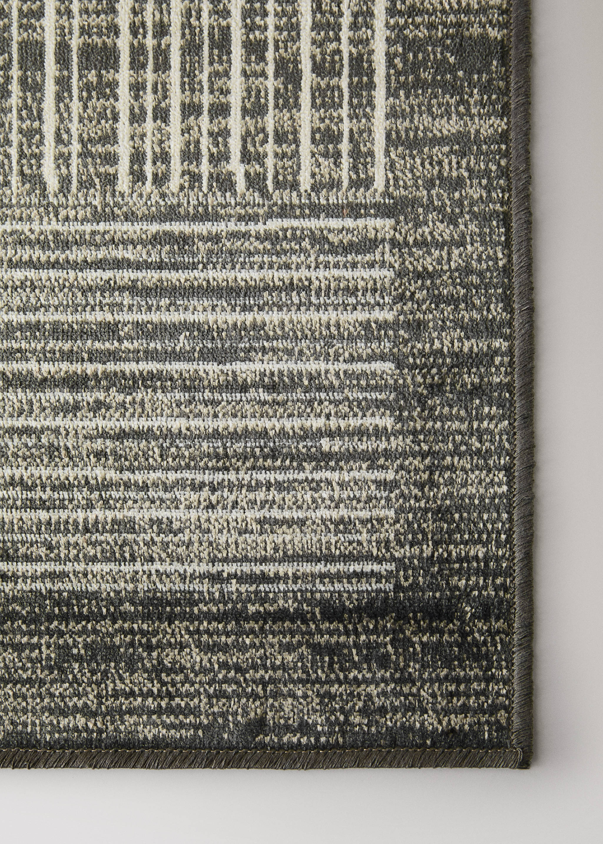 Small geometric patterned rug - Details of the article 2