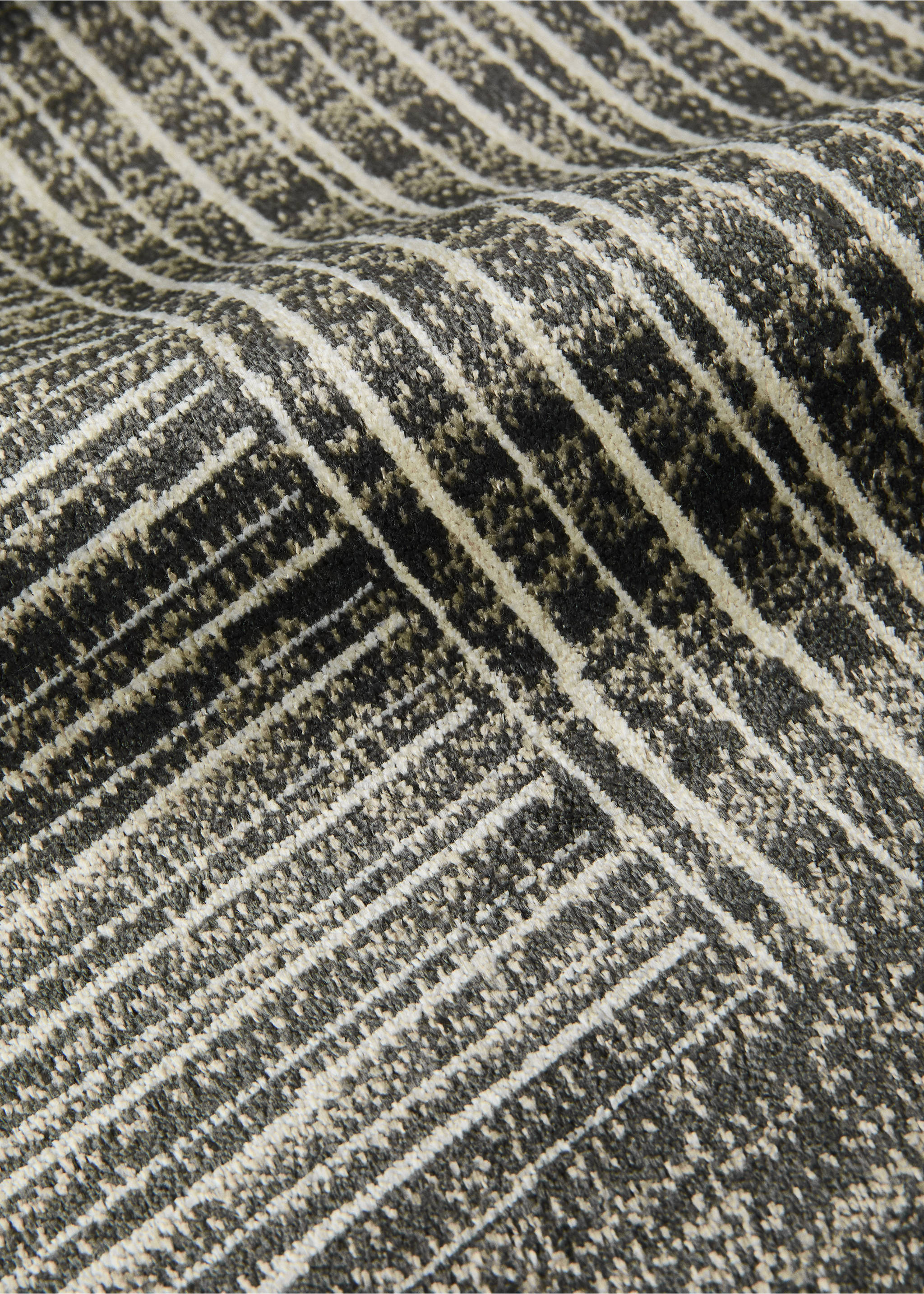 Small geometric yarn rug - Details of the article 1, Charcoal. Ref: 37001529-00.