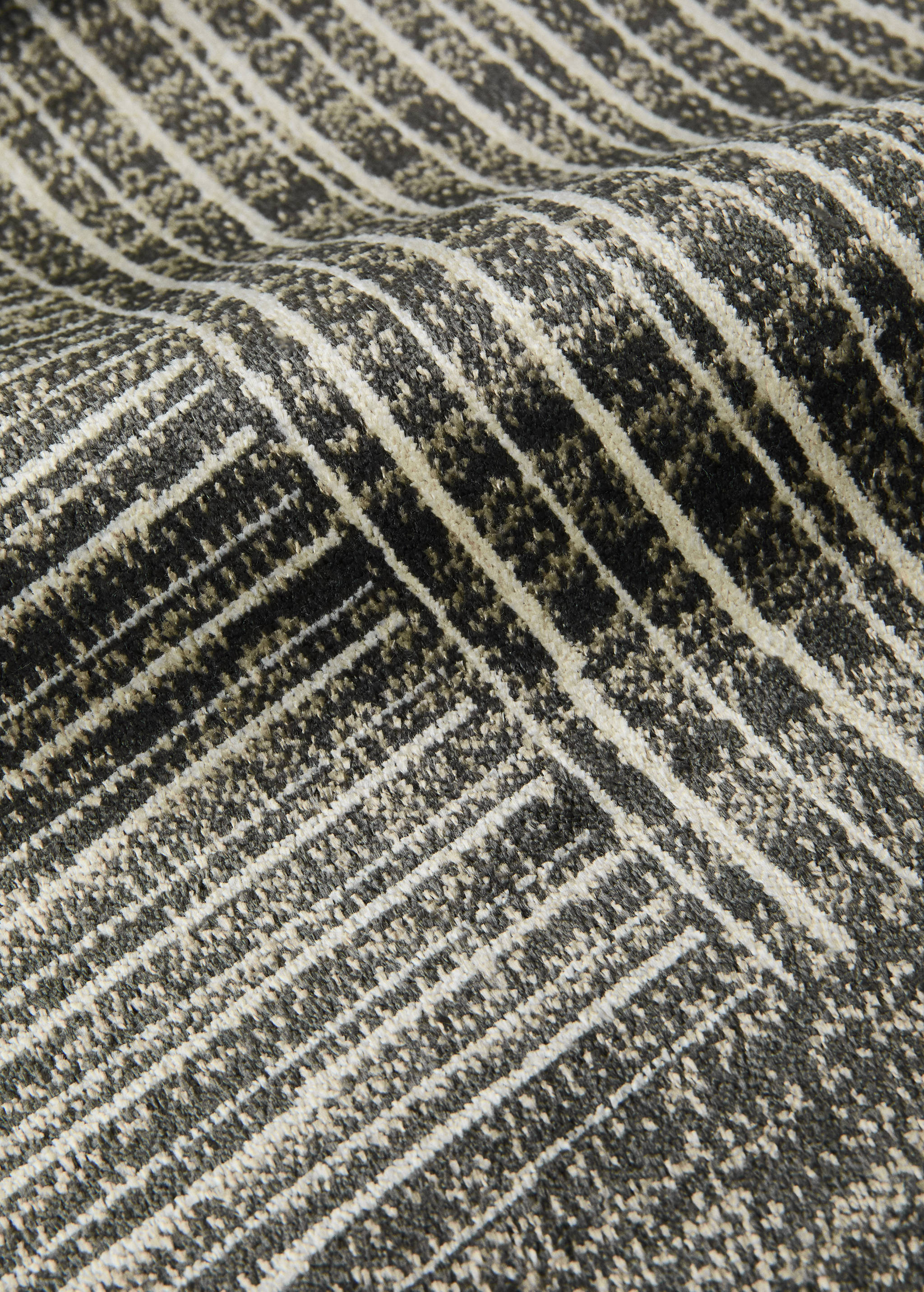 Small geometric yarn rug - Details of the article 1