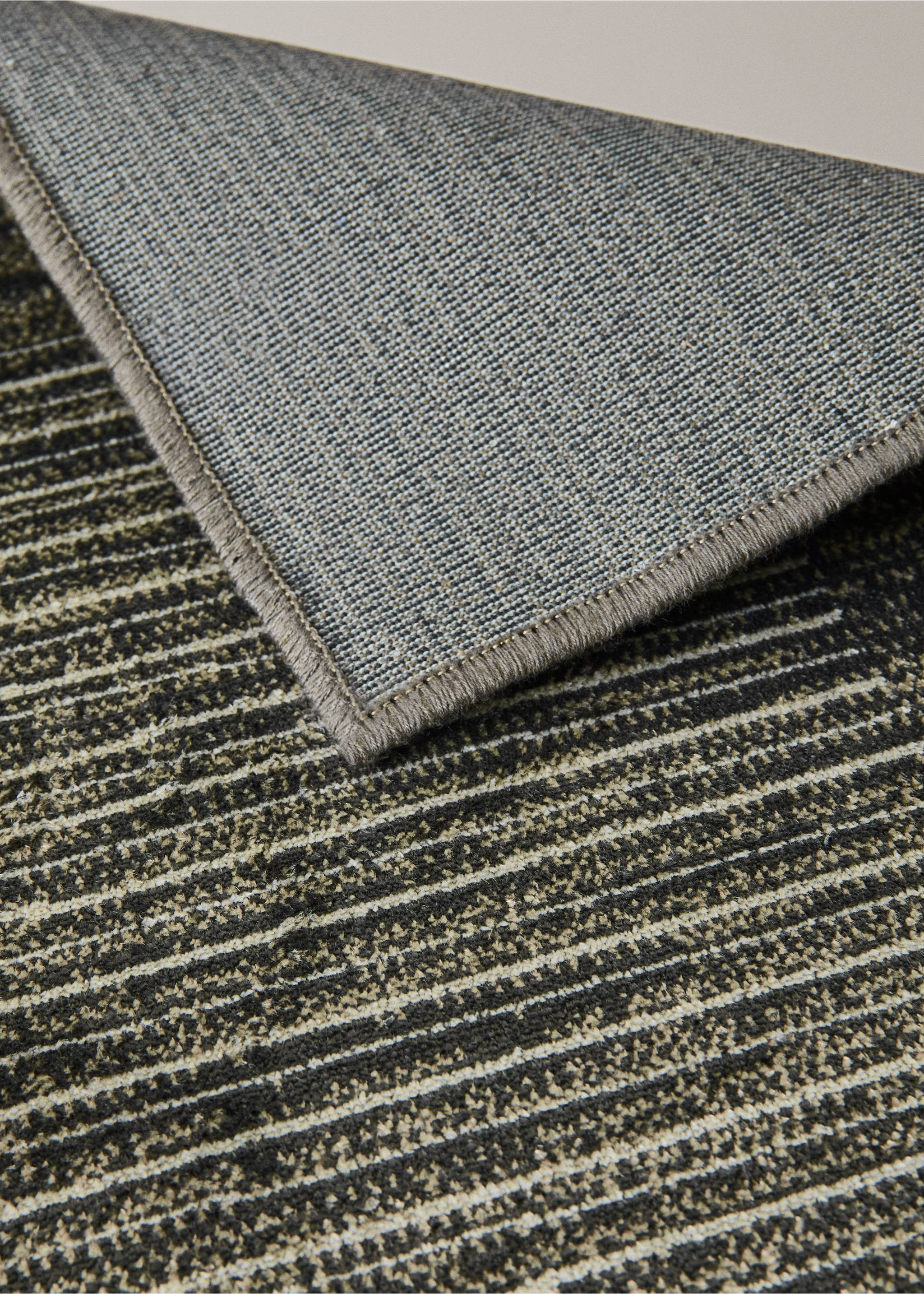 Small geometric yarn rug - Details of the article 3, Charcoal. Ref: 37001529-00.
