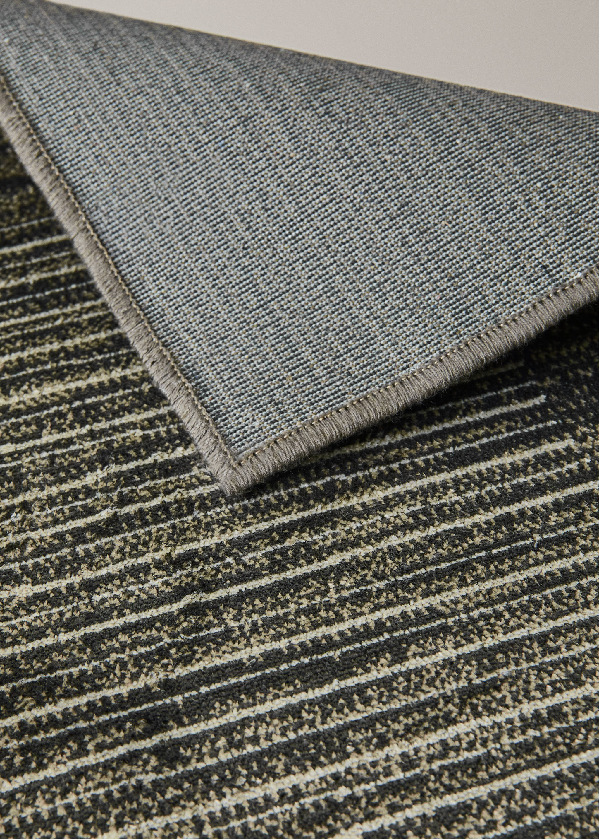 Small geometric yarn rug - Details of the article 3