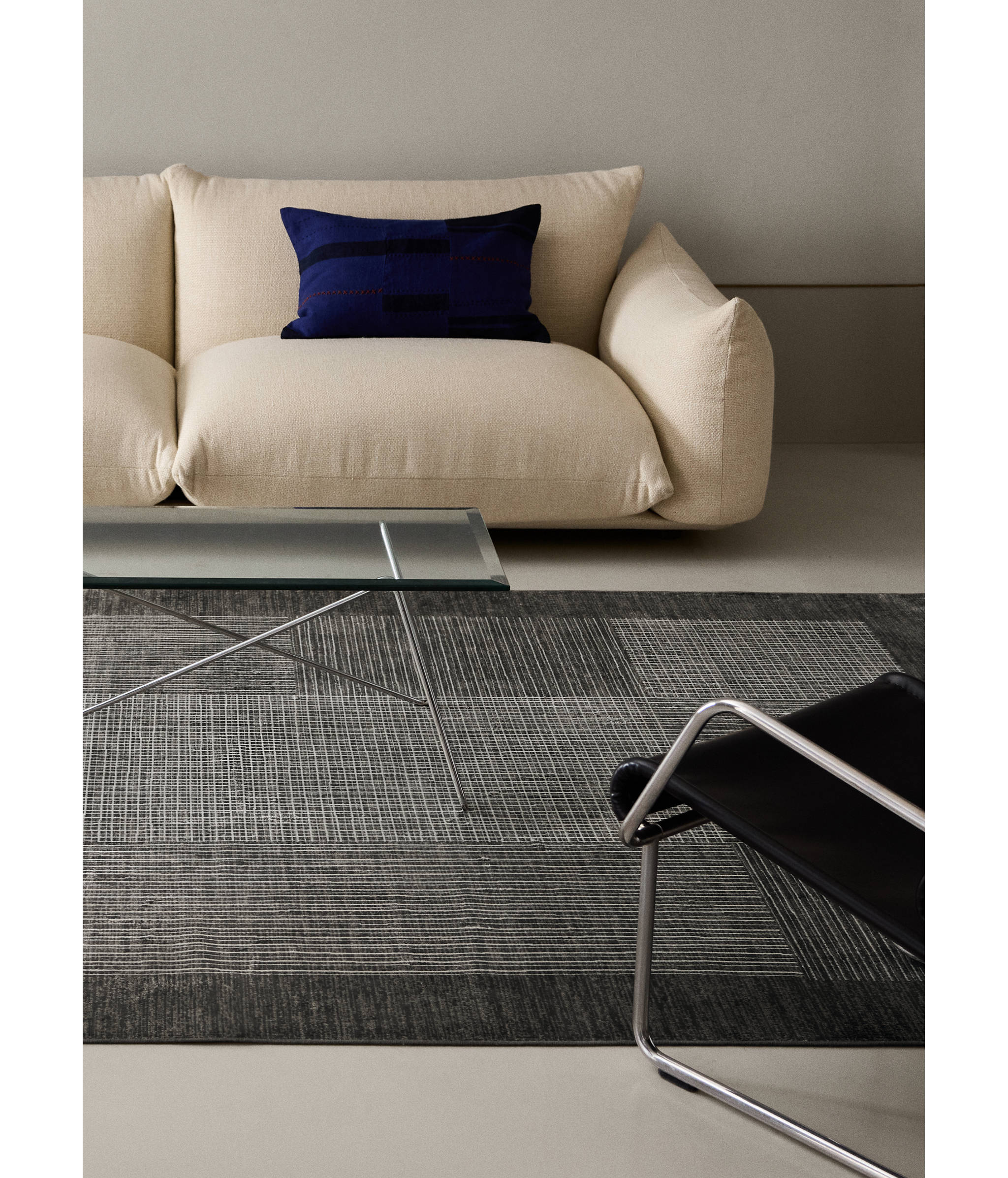 Large geometric yarn rug - General plane