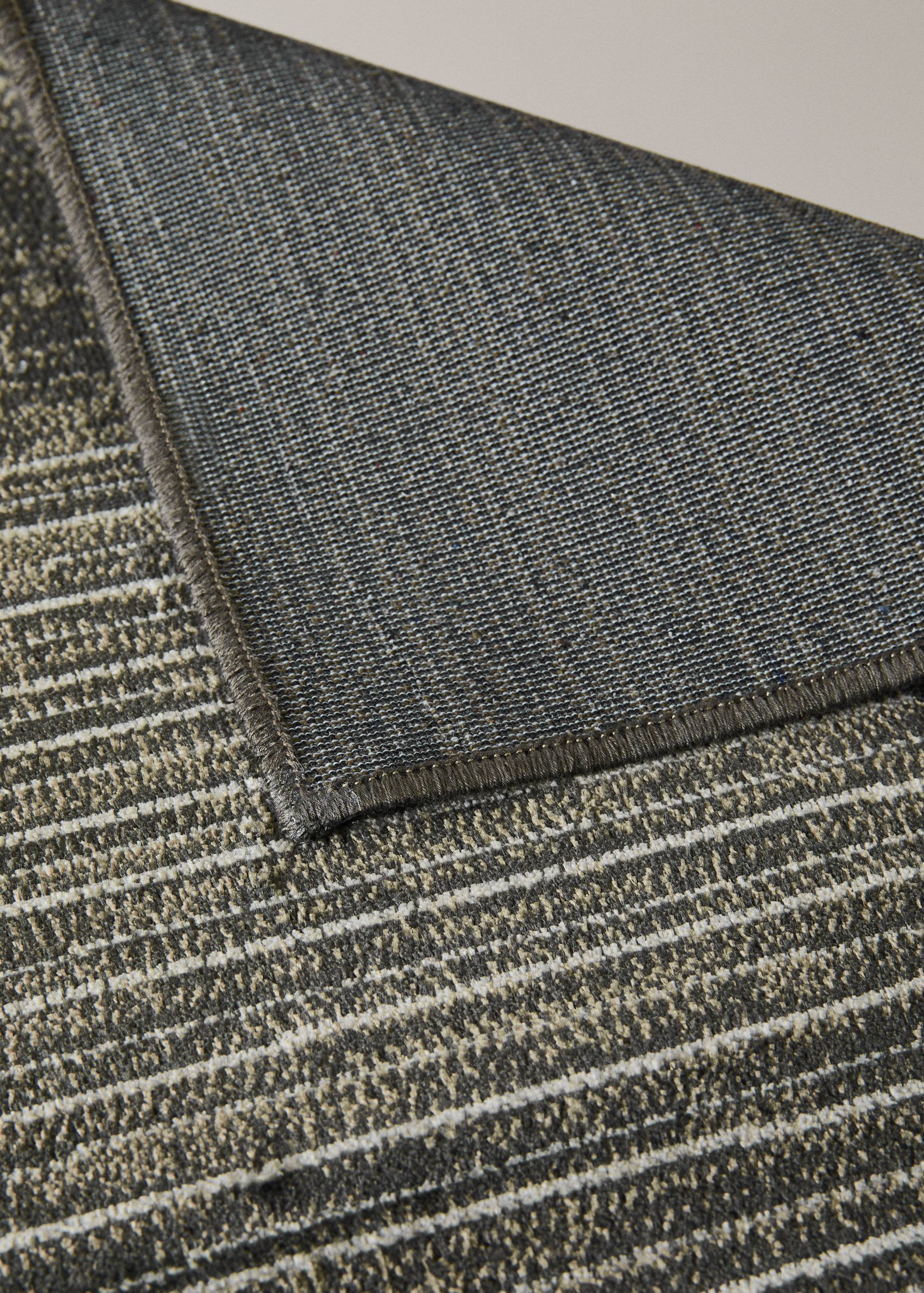 Large geometric yarn rug - Details of the article 3