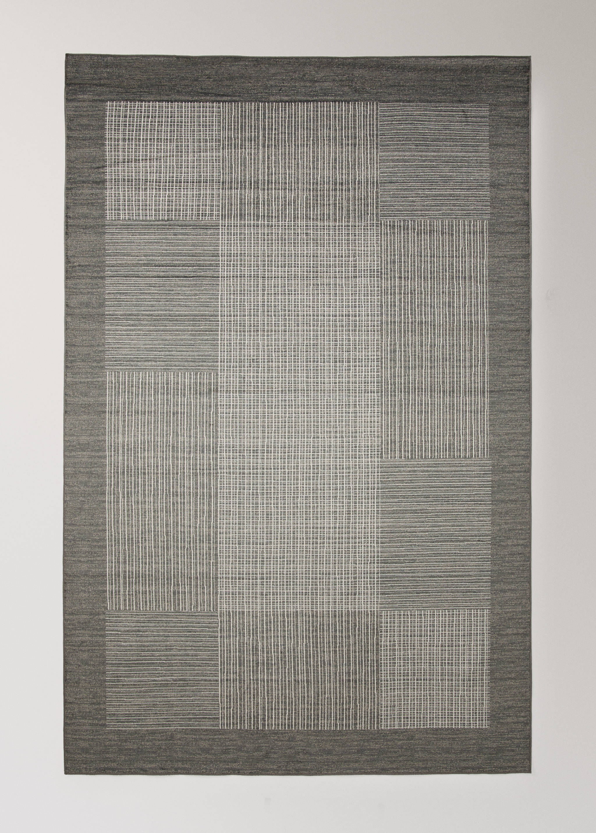 Large geometric yarn rug - Article without model