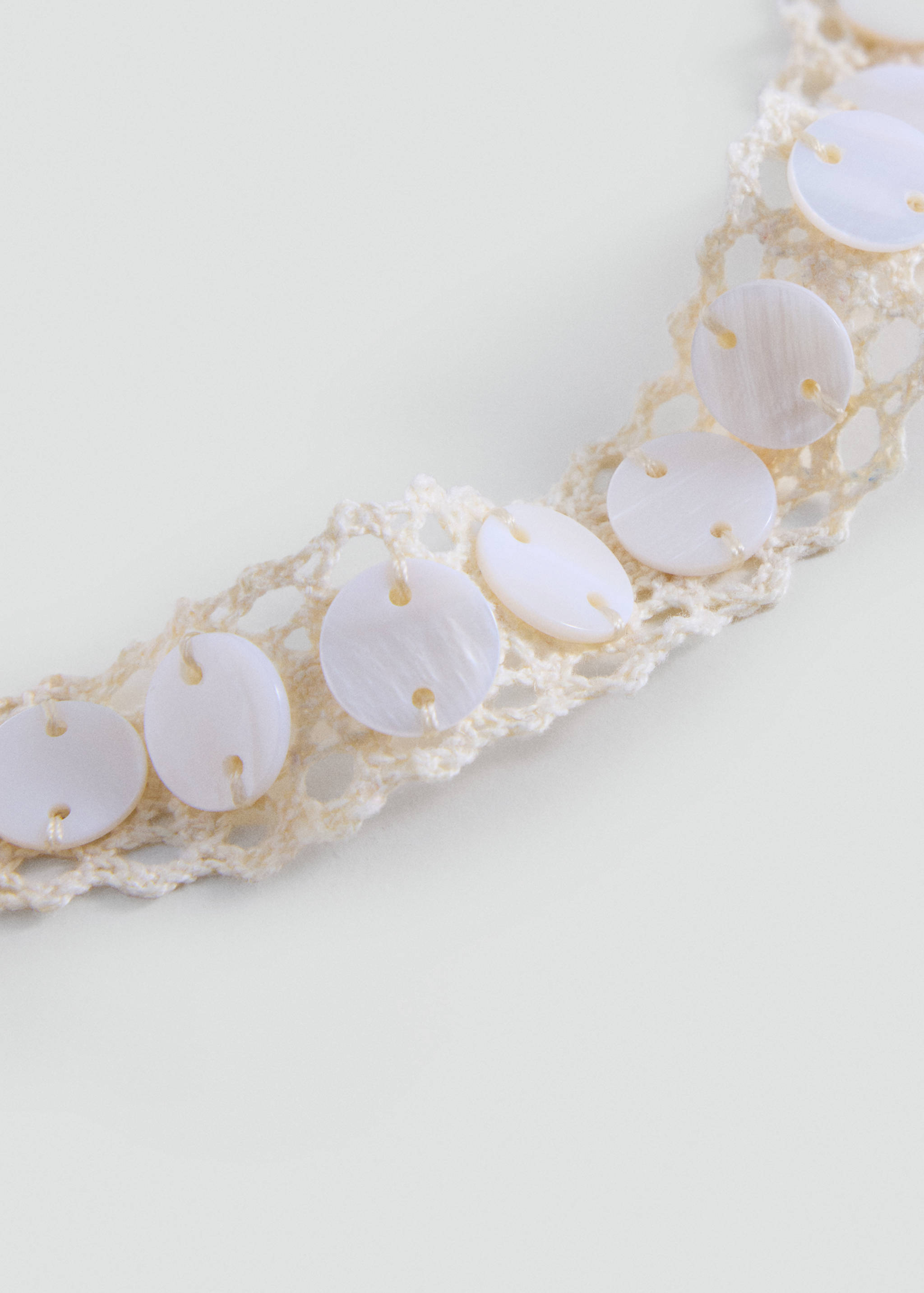 Col crochet détails perles - Plan moyen