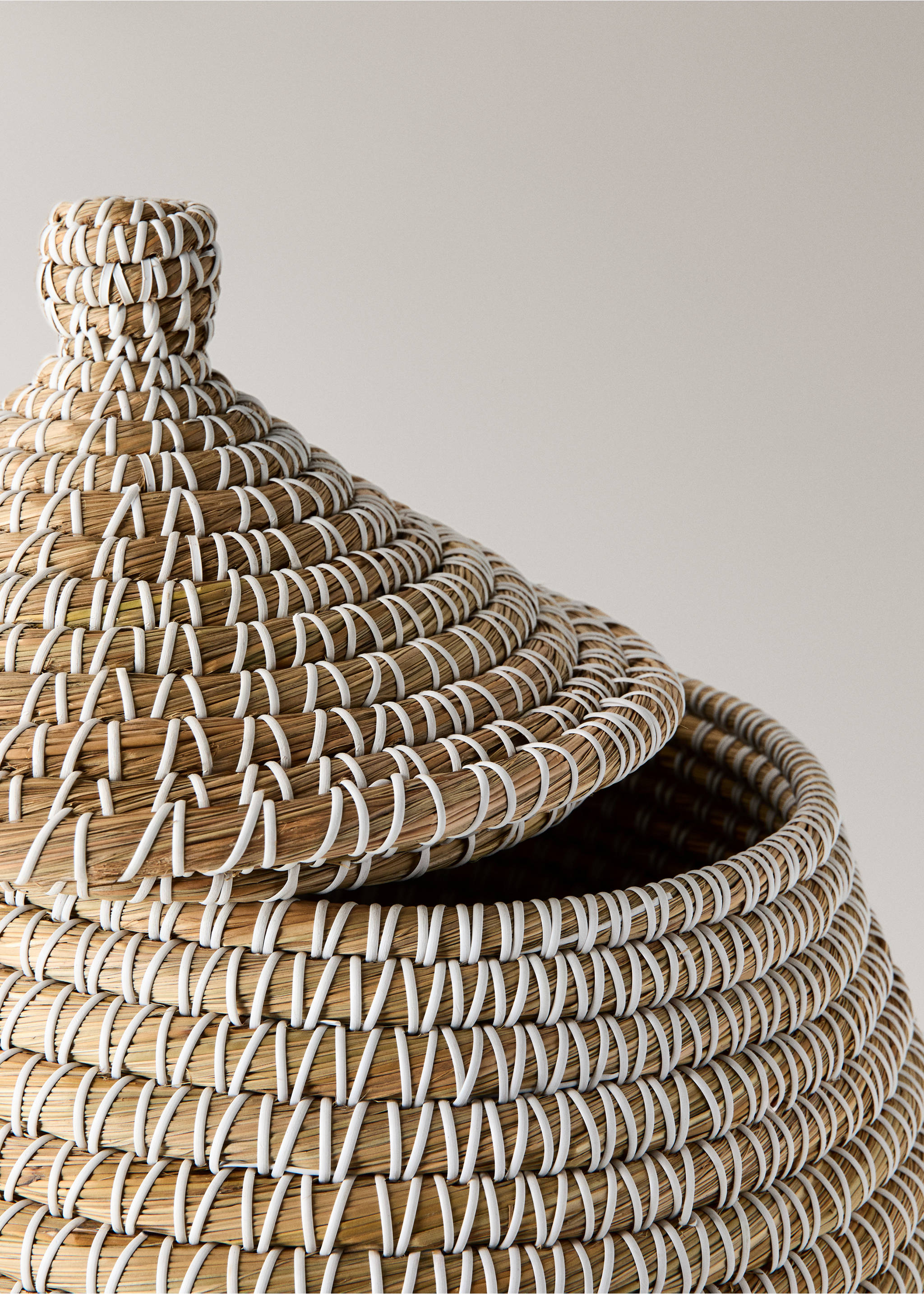 Large oval design natural fibre basket - Details of the article 1, White. Ref: 37002012-00.