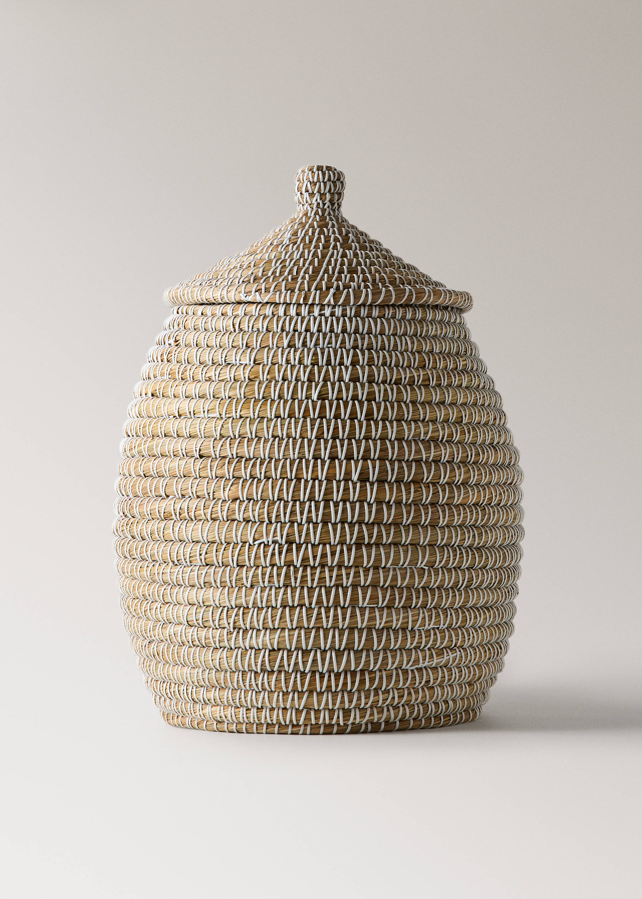 Large oval design natural fibre basket - Article without model