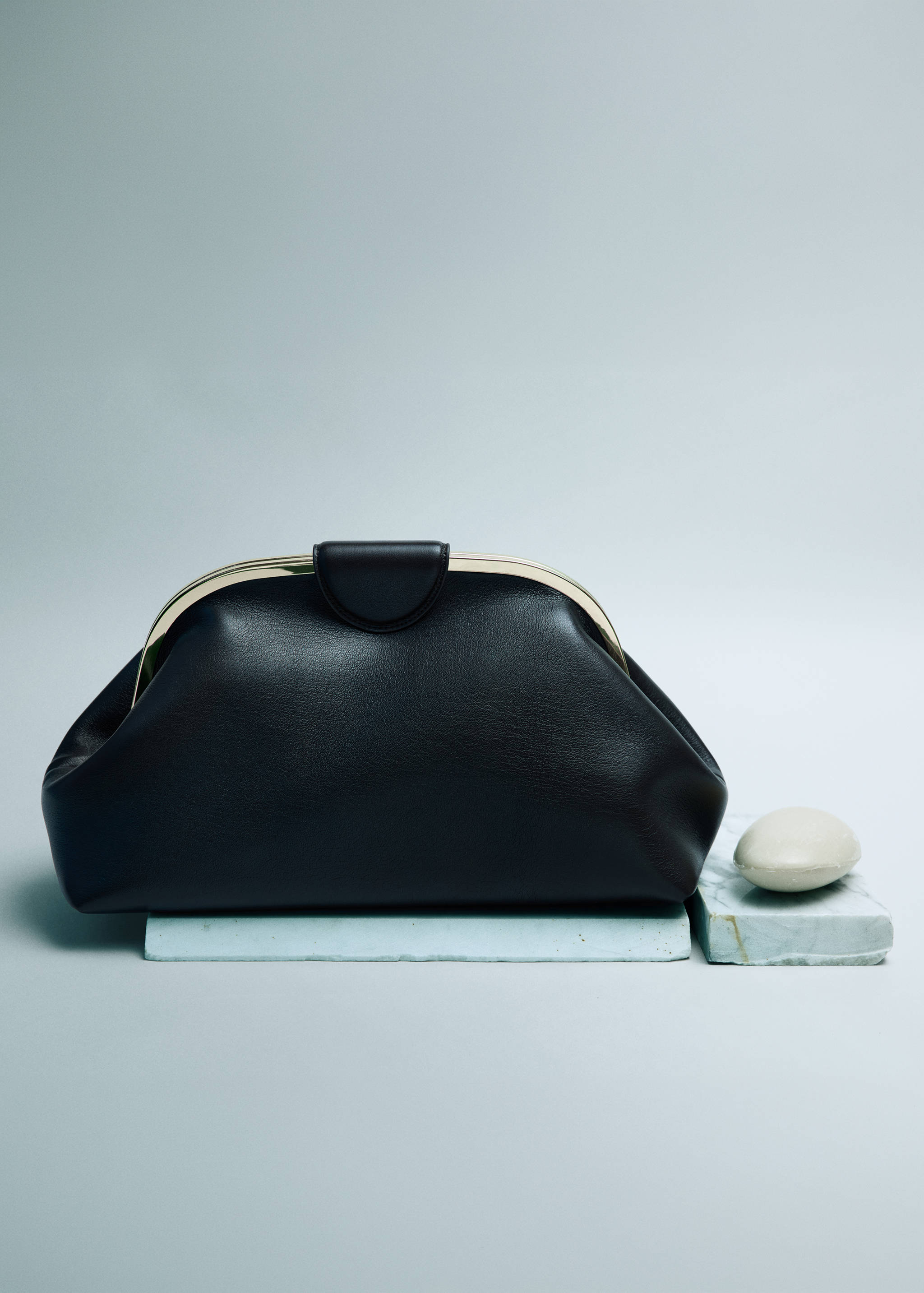 Large clutch with metallic details - General plane