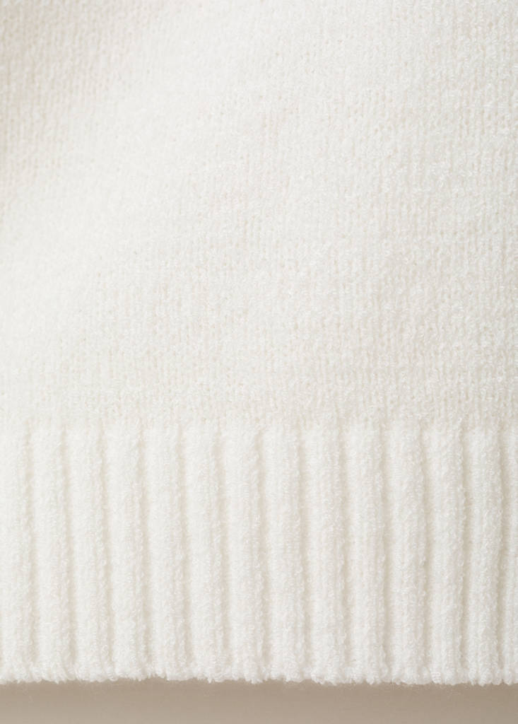 Off-the-shoulder knit sweater — White