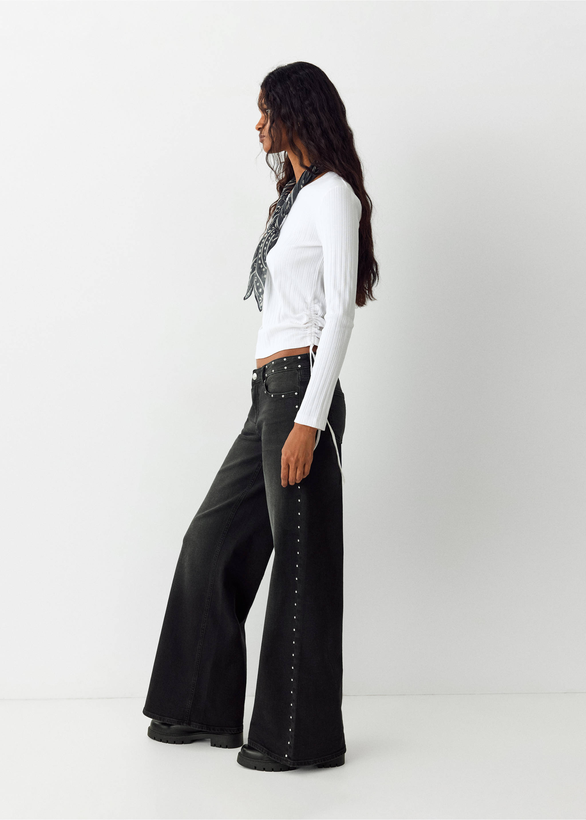 Jeans wide leg detalles tachuelas - Detalle del artículo 1, Denim negro. Ref: 37002542-00.