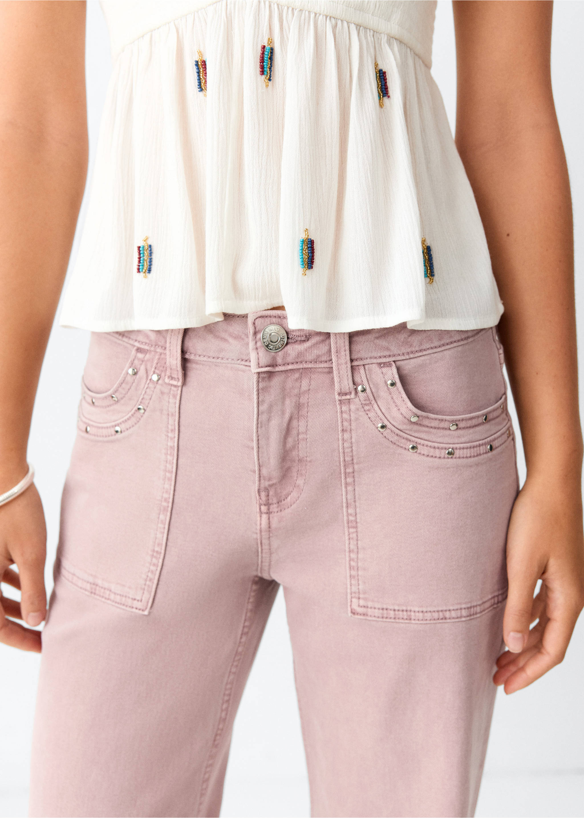 Jean taille basse à clous - Détail de l'article 3, Rose. Ref: 37002544-00.