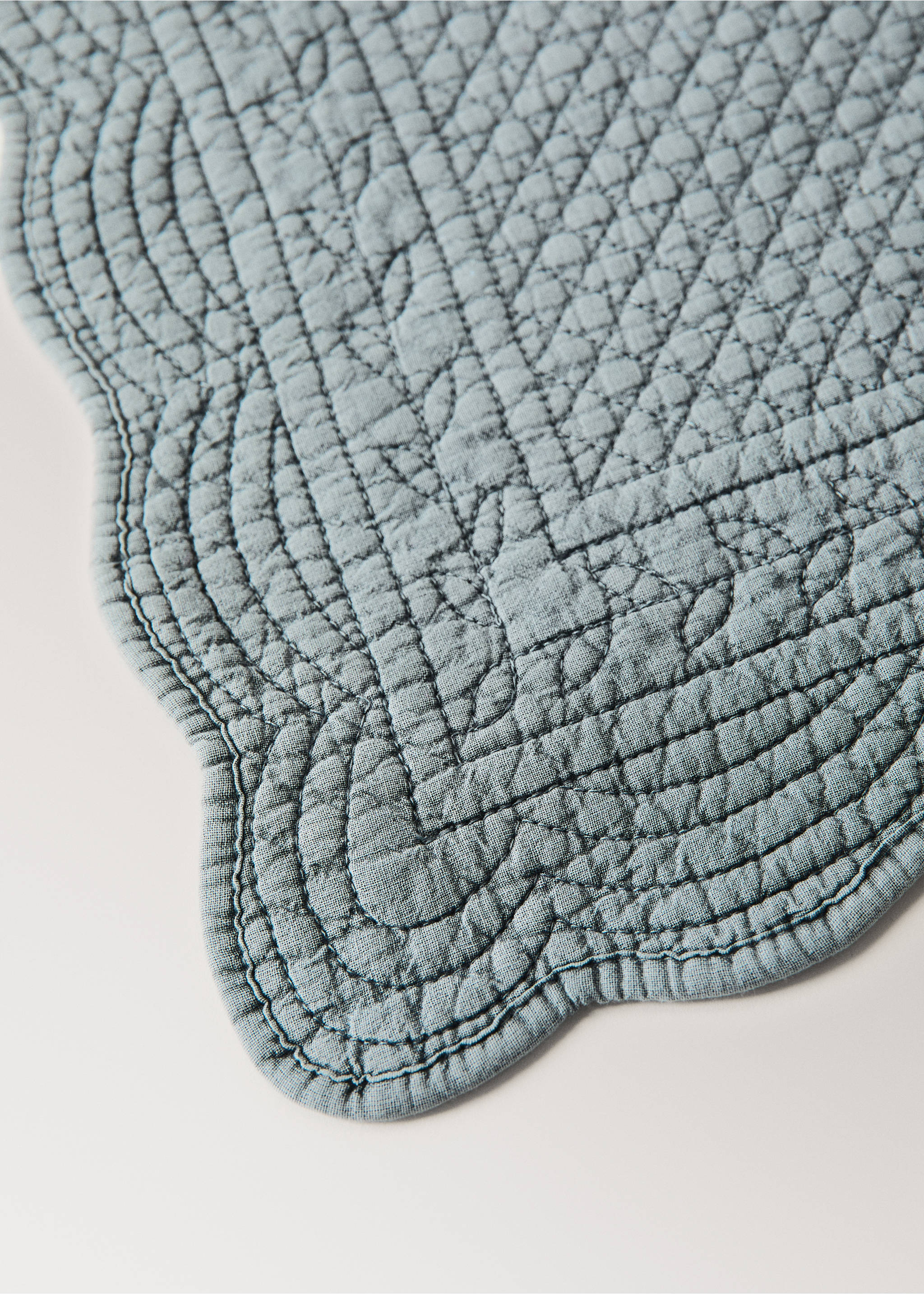 Rechteckiger, gestepptes Tischset mit Wellenmuster - Detail des Artikels 1, Indigoblau. Ref: 37002555-00.