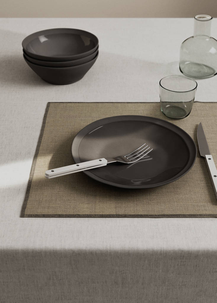 Resin-coated linen placemat with contrasting overlock — Light/Pastel Brown