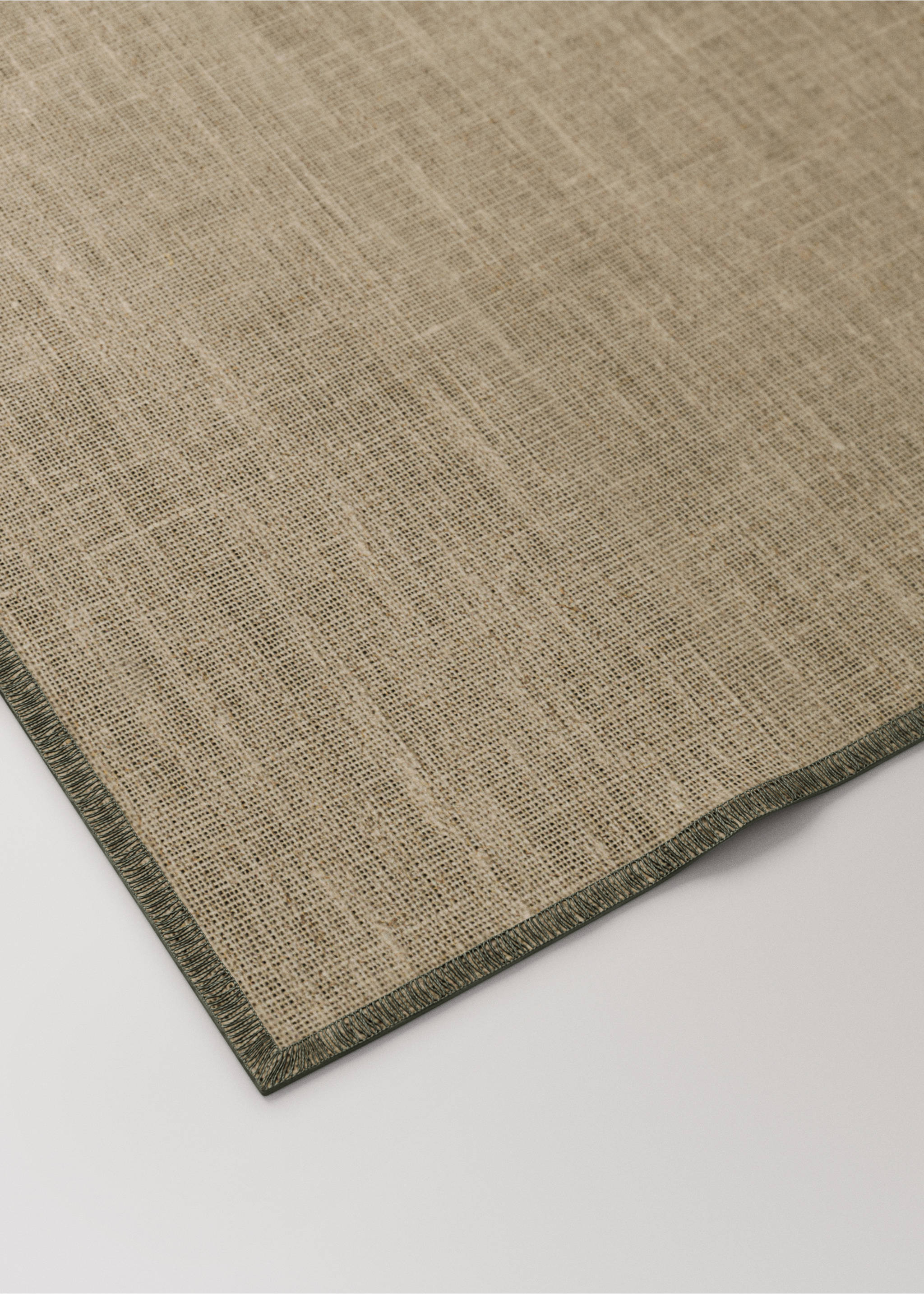 Einzelner Tischläufer aus beschichtetem Leinen mit kontrastierendem Overlock - Detail des Artikels 1, Hellbraun/Pastellbraun. Ref: 37002557-00.