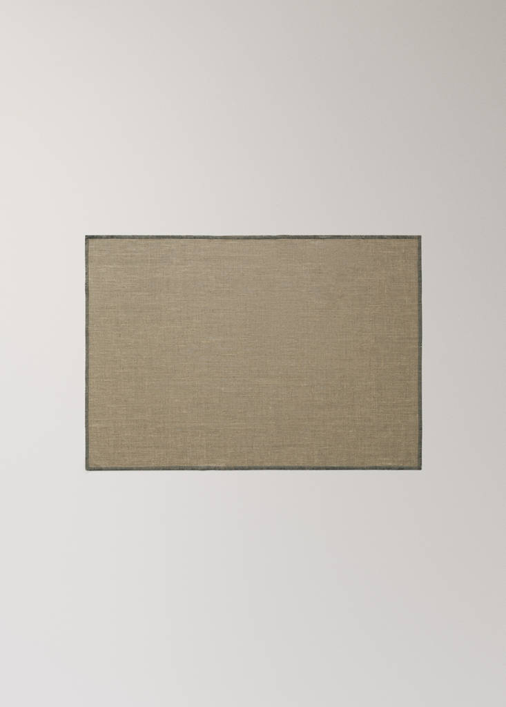 Resin-coated linen placemat with contrasting overlock — Light/Pastel Brown