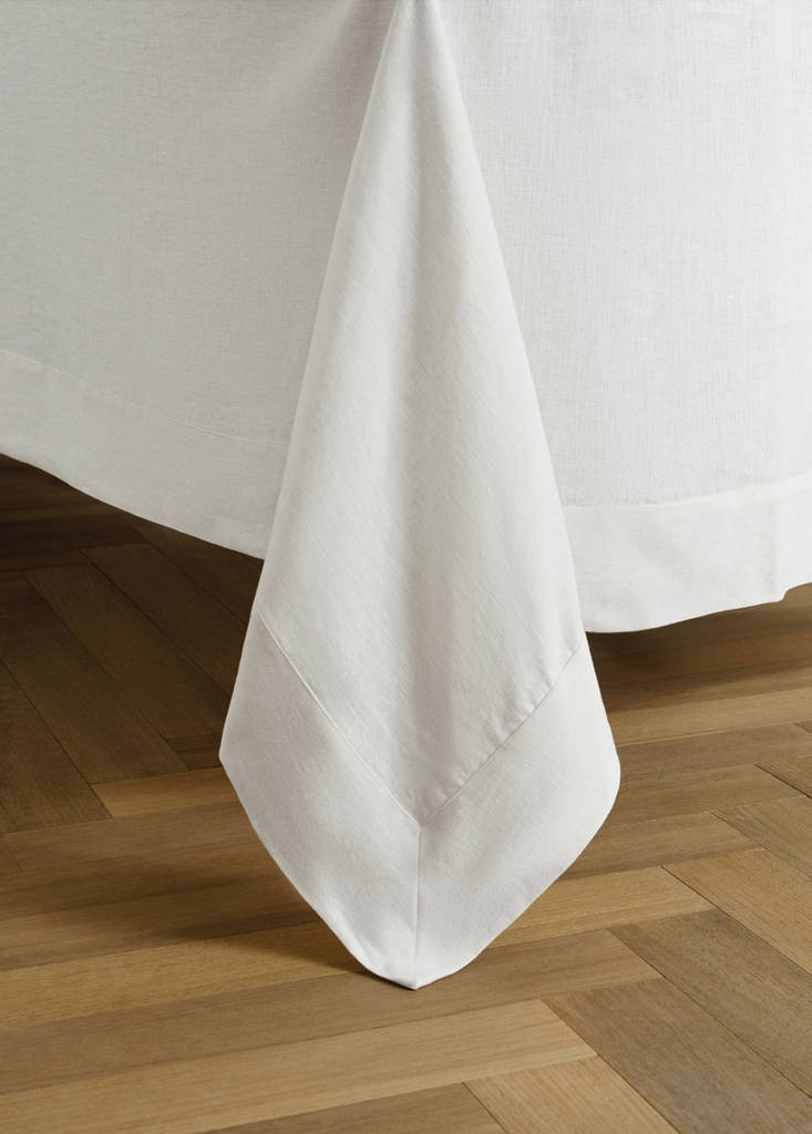 Linen tablecloth for 8 to 10 diners — White