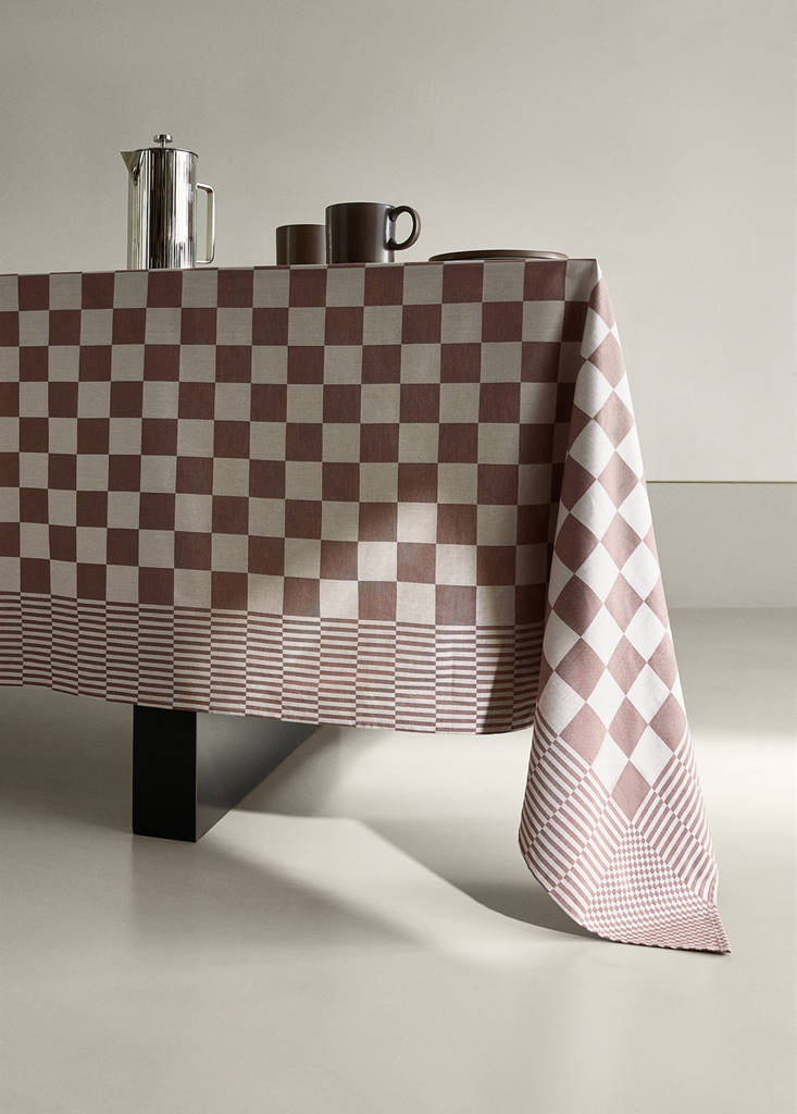 Jacquard cotton tablecloth for 6 to 8 diners — Brown