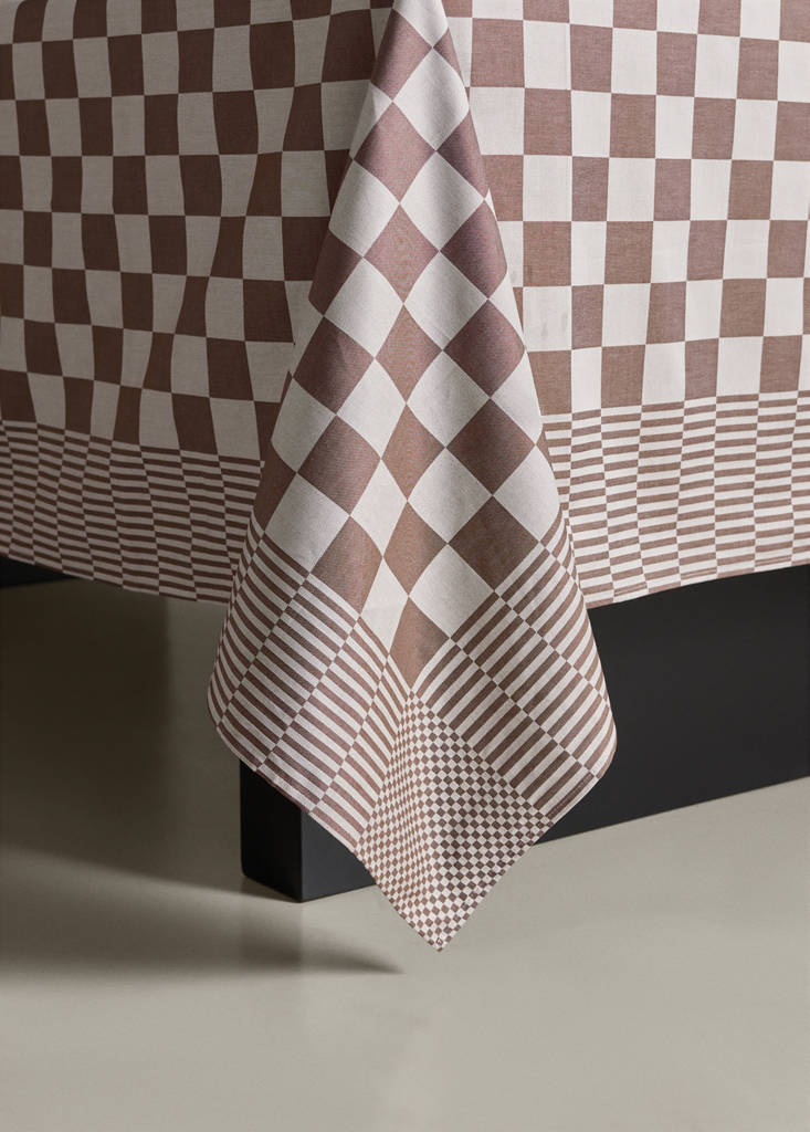 Jacquard cotton tablecloth for 6 to 8 diners — Brown