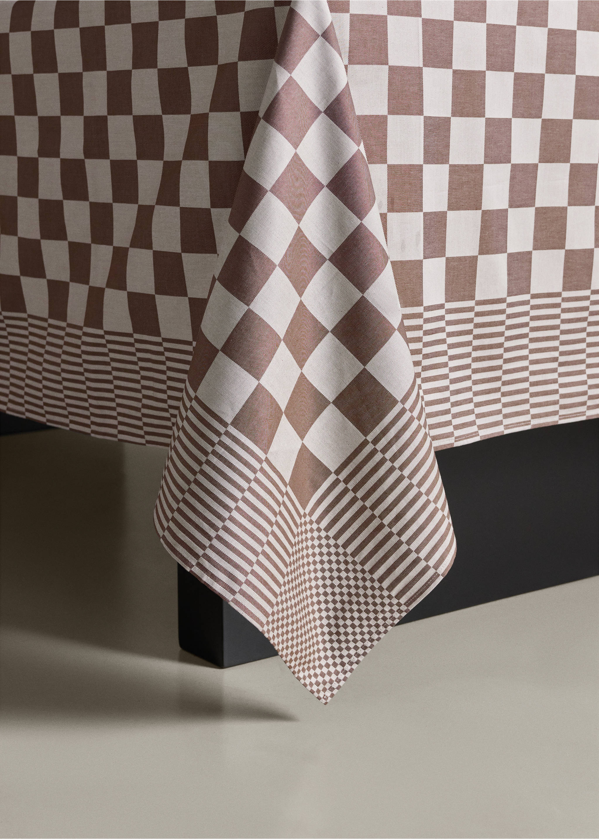 Jacquard cotton tablecloth for 6 to 8 diners - Details of the article 8, Brown. Ref: 37002559-00.