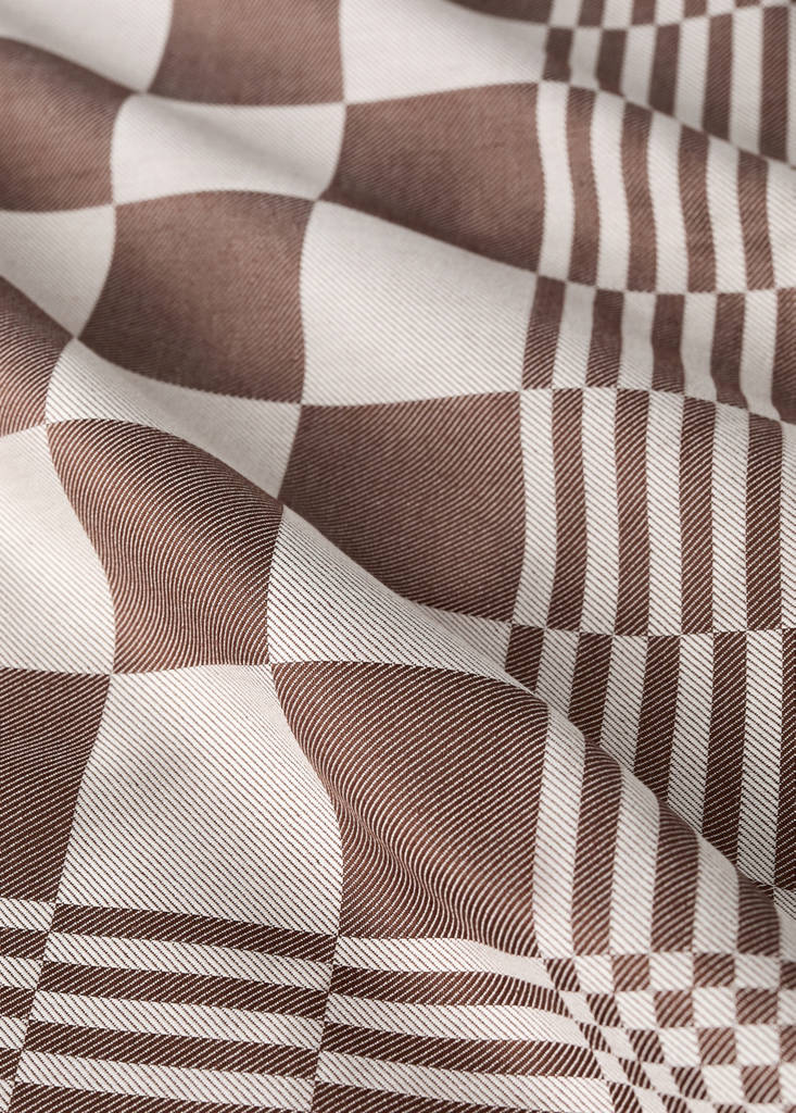Jacquard cotton tablecloth for 6 to 8 diners — Brown