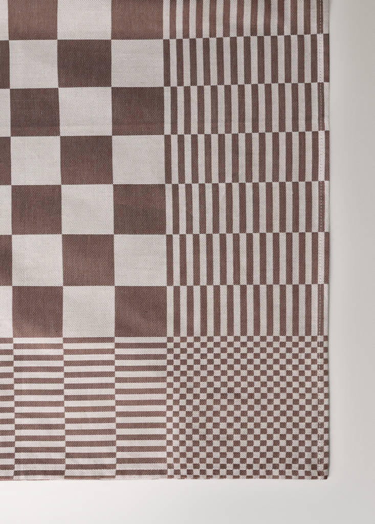Jacquard cotton tablecloth for 6 to 8 diners — Brown