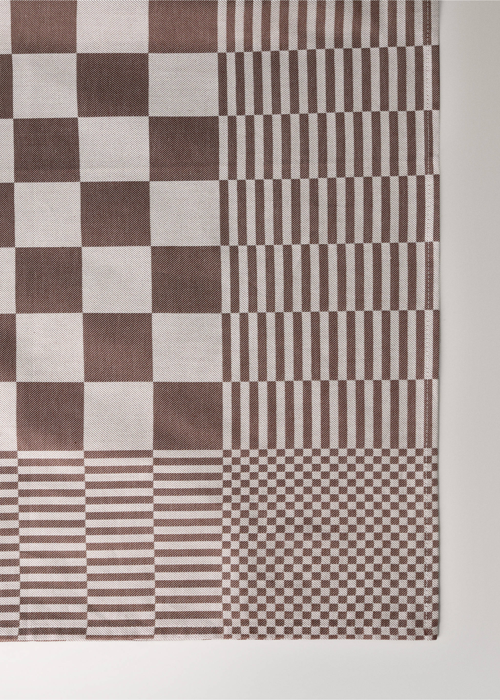 Jacquard cotton tablecloth for 6 to 8 diners - Details of the article 2, Brown. Ref: 37002559-00.