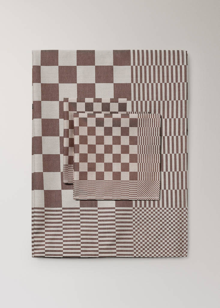 Jacquard cotton tablecloth for 6 to 8 diners — Brown